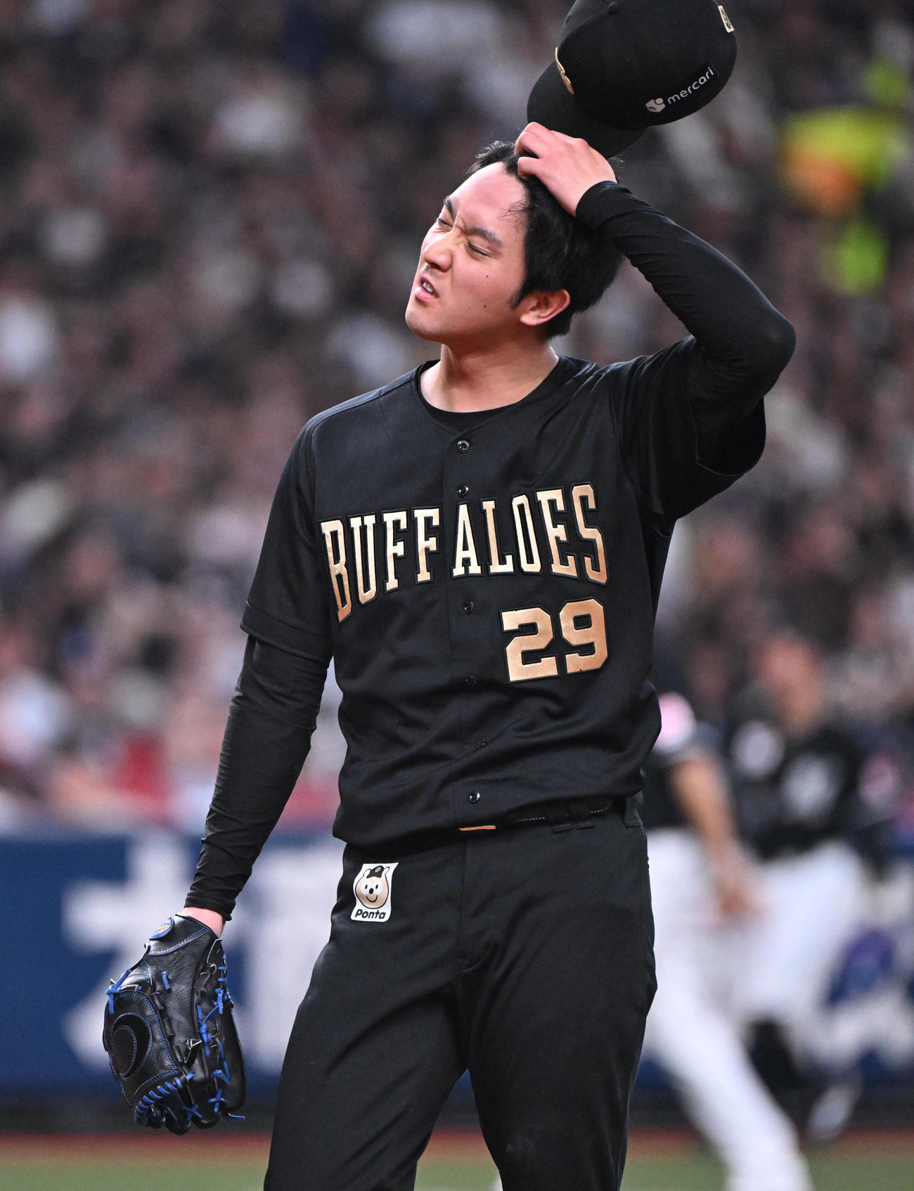 オリックス対ロッテ　3回表に同点を許し悔しそうにベンチに引き揚げる田嶋（撮影・和賀正仁）