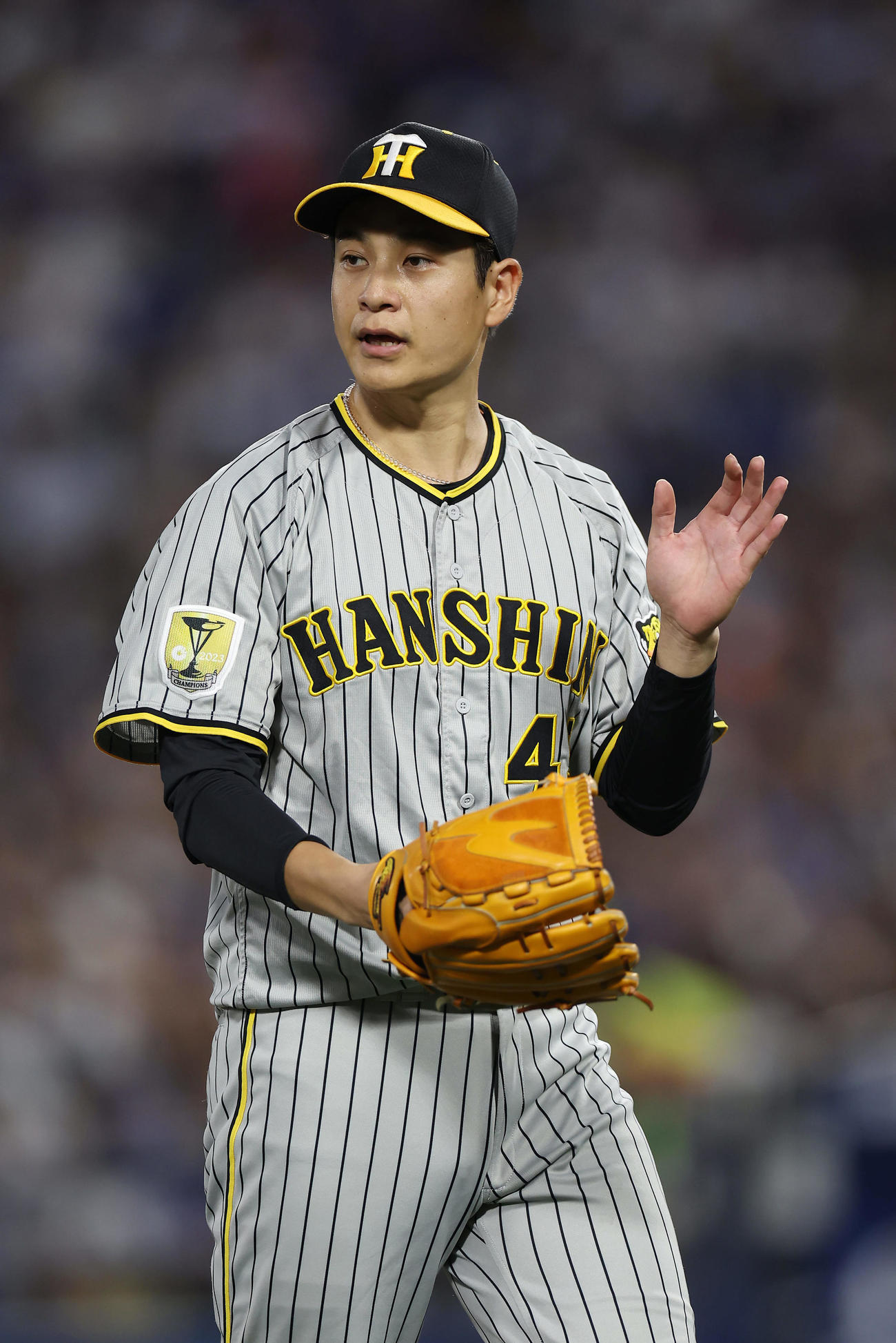 DeNA対阪神　3回裏を投げ終えベンチへ戻る阪神大竹（撮影・前田充）