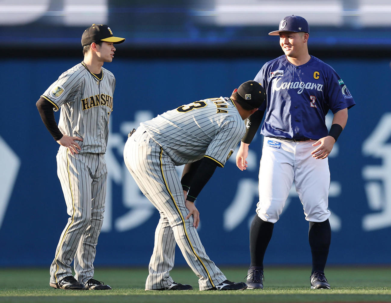 DeNA対阪神　試合前、言葉を交わす、左から阪神中野、大山、DeNA牧（撮影・前田充）