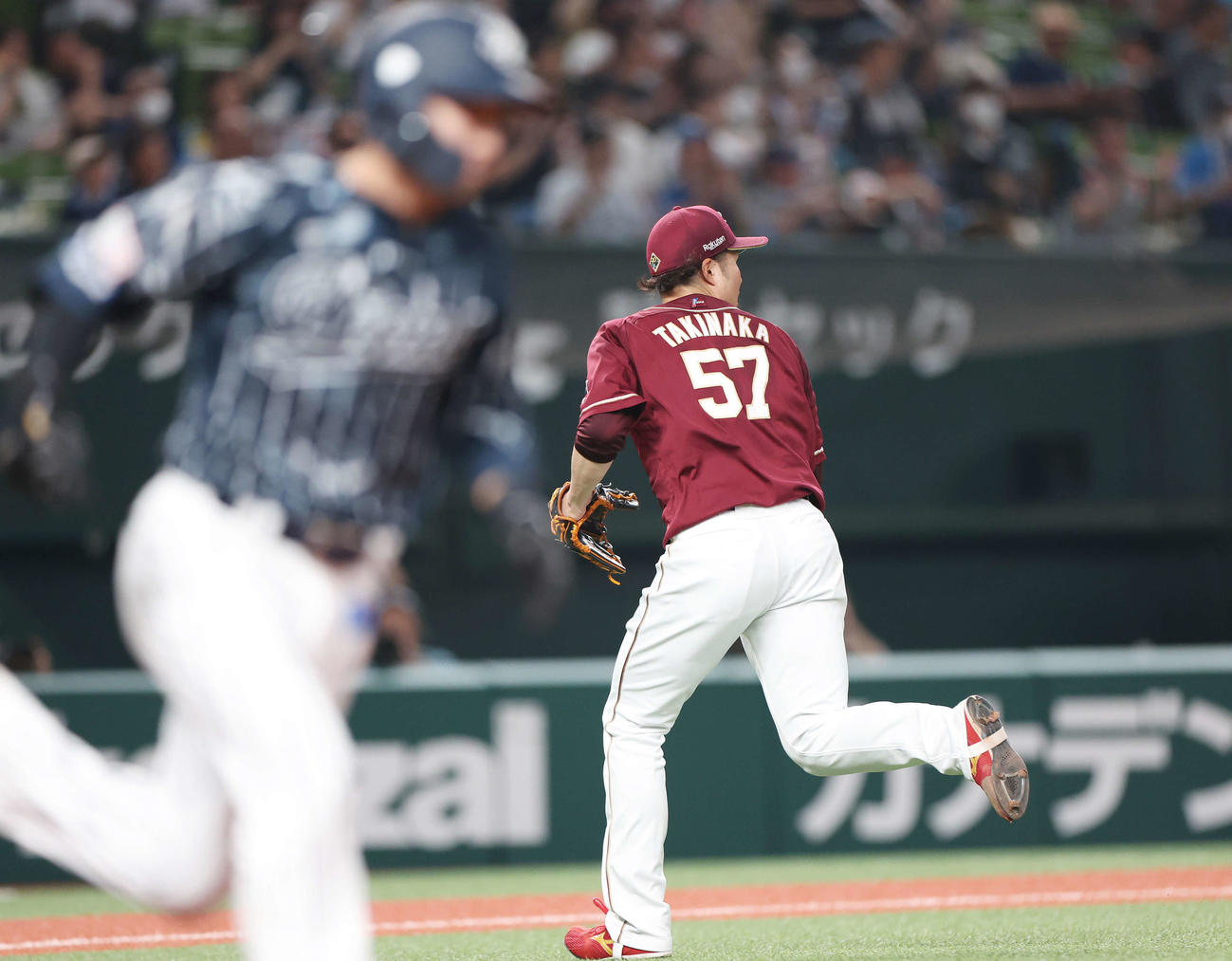 西武対楽天　5回裏西武2死一、二塁、山村（手前）に中前適時打を浴びる滝中（撮影・宮地輝）