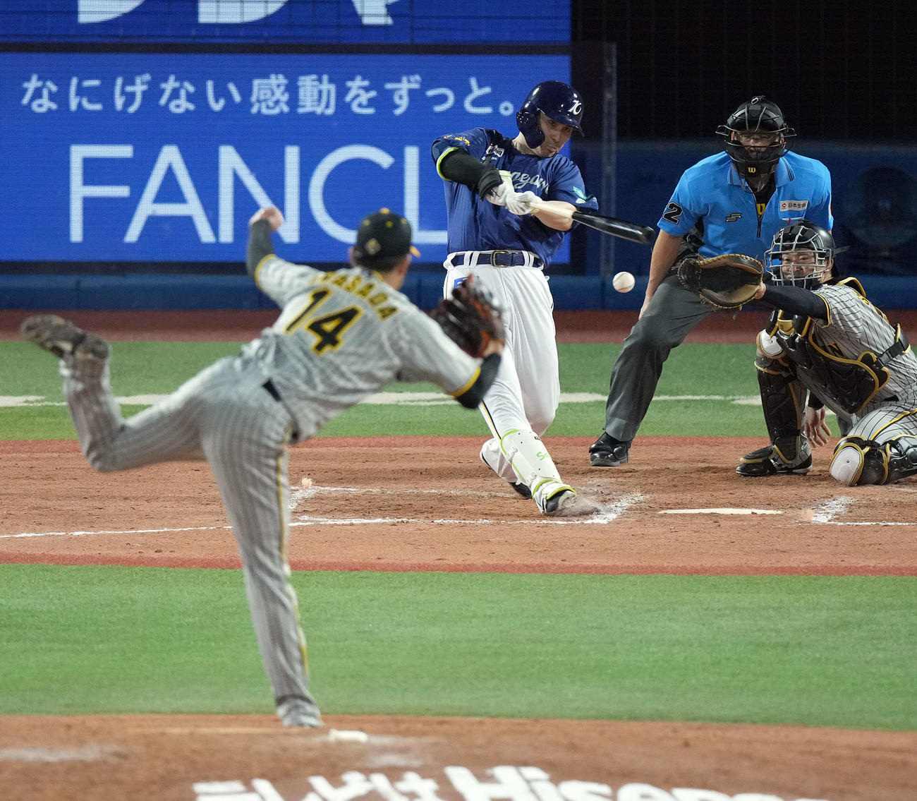 DeNA対阪神　7回裏DeNA2死一、二塁、岩貞から中前に適時打を放つ佐野（撮影・たえ見朱実）