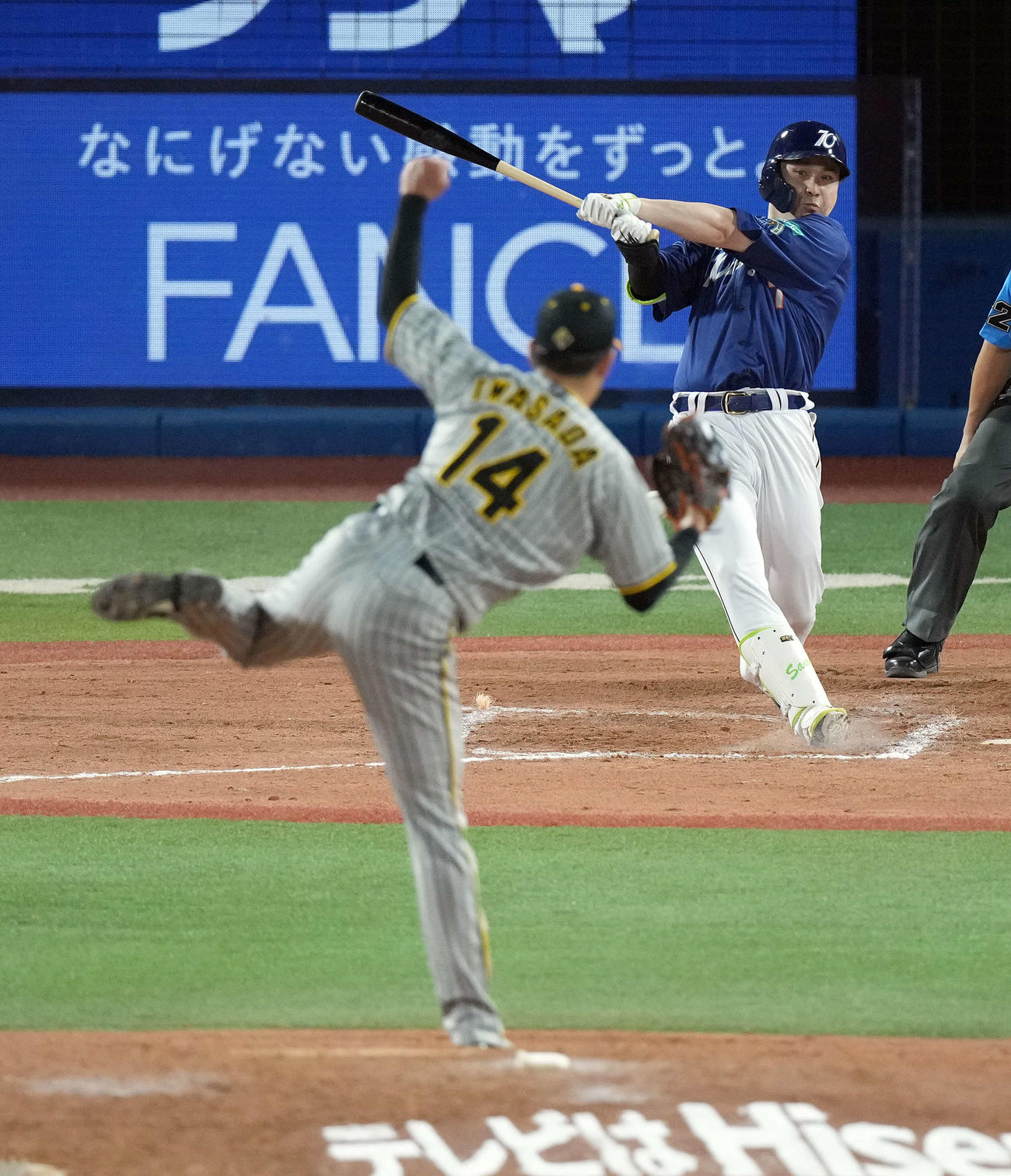 DeNA対阪神　7回裏DeNA2死一、二塁、岩貞から中前に適時打を放つ佐野（撮影・たえ見朱実）