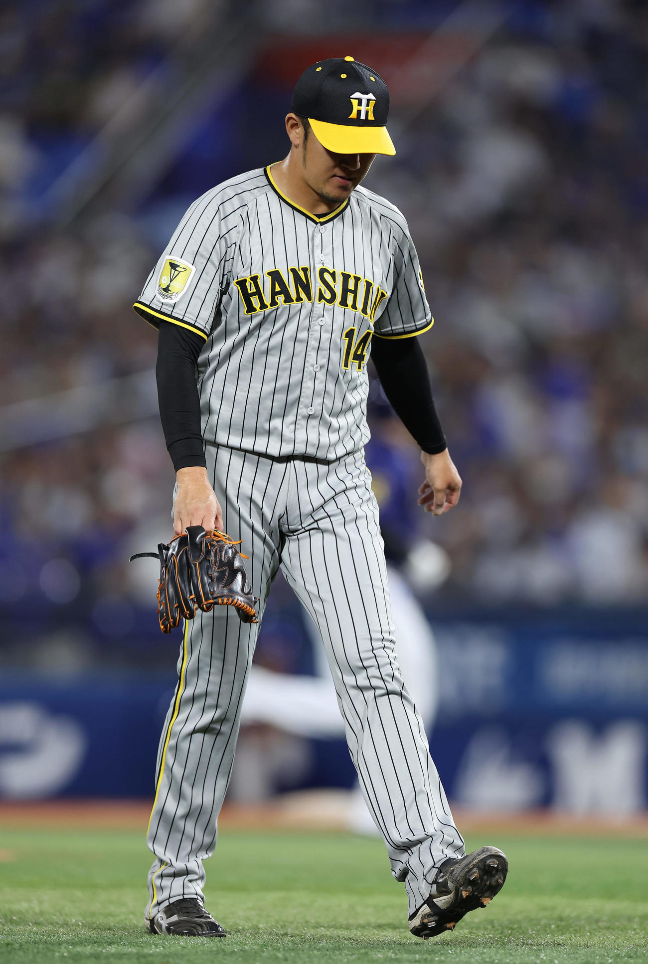 DeNA対阪神　7回裏、DeNAに勝ち越しを許し降板する阪神岩貞（撮影・前田充）