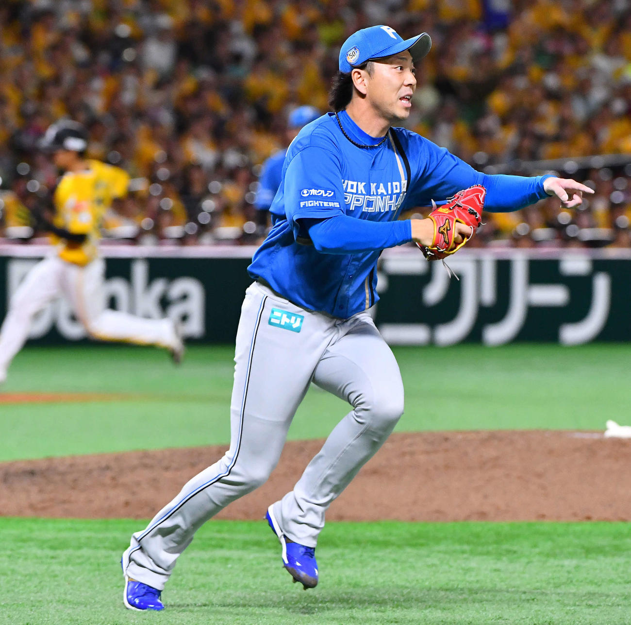 ソフトバンク対日本ハム　6回裏ソフトバンク2死一、二塁、栗原を一ゴロに抑えた宮西（撮影・岩下翔太）
