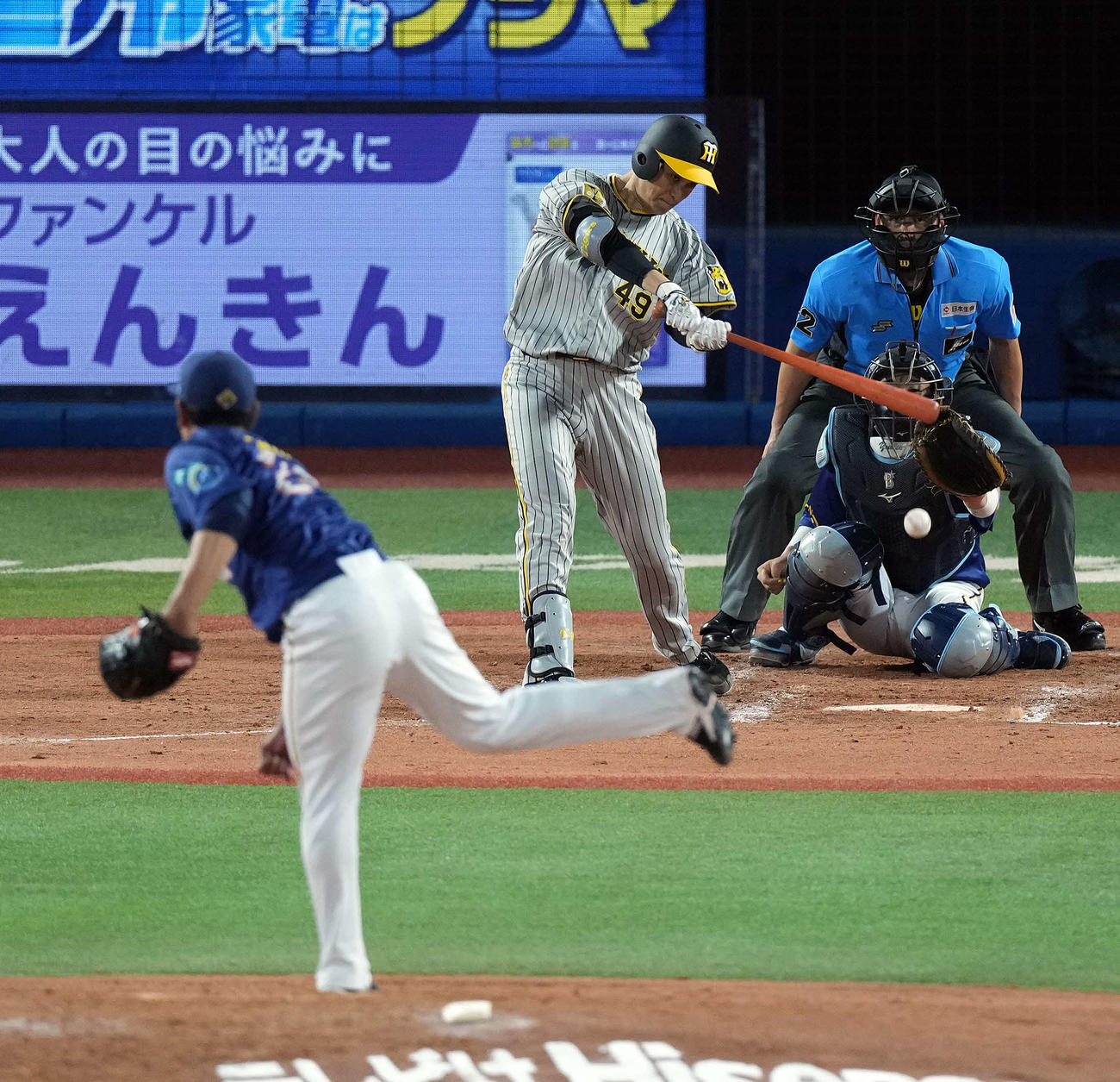 DeNA対阪神　4回表阪神2死一、二塁、遊安打を放つ大竹耕。投手吉野（撮影・たえ見朱実）