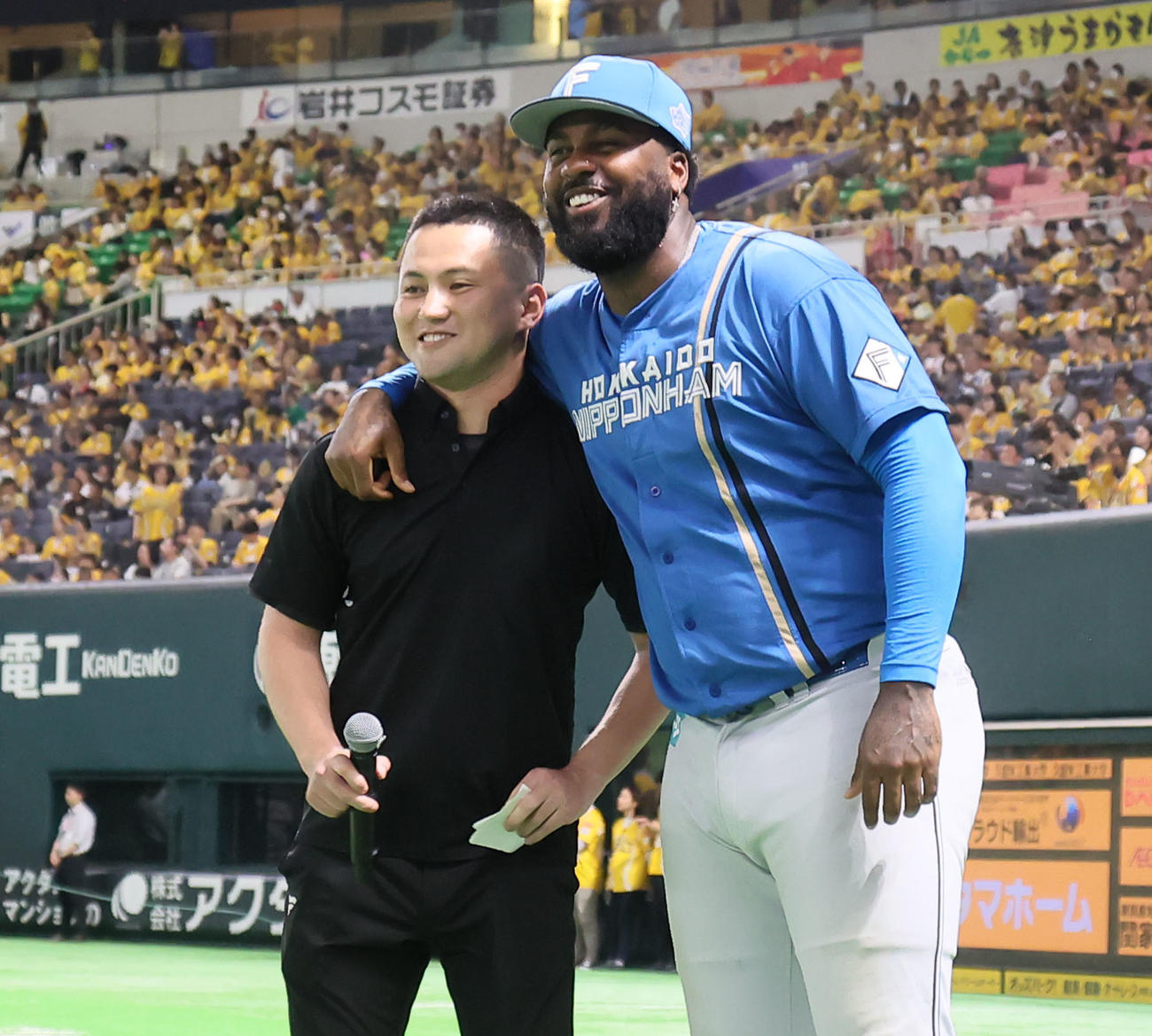 ソフトバンク対日本ハム　勝ち越し適時打を放ちヒーローに輝いたレイエス（右）（撮影・鬼束羽瑠菜）