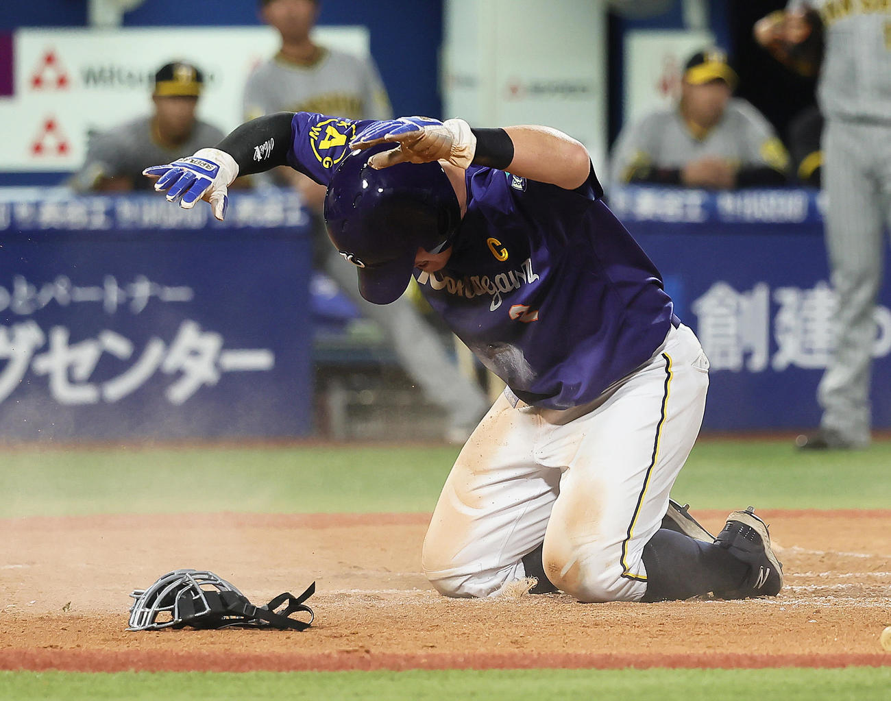 DeNA対阪神　7回裏DeNA2死一、二塁、佐野の中前打と中堅手近本悪送球の間にヘッドスライディングで生還した一塁走者牧はグラウンドをたたき喜ぶ（撮影・足立雅史）