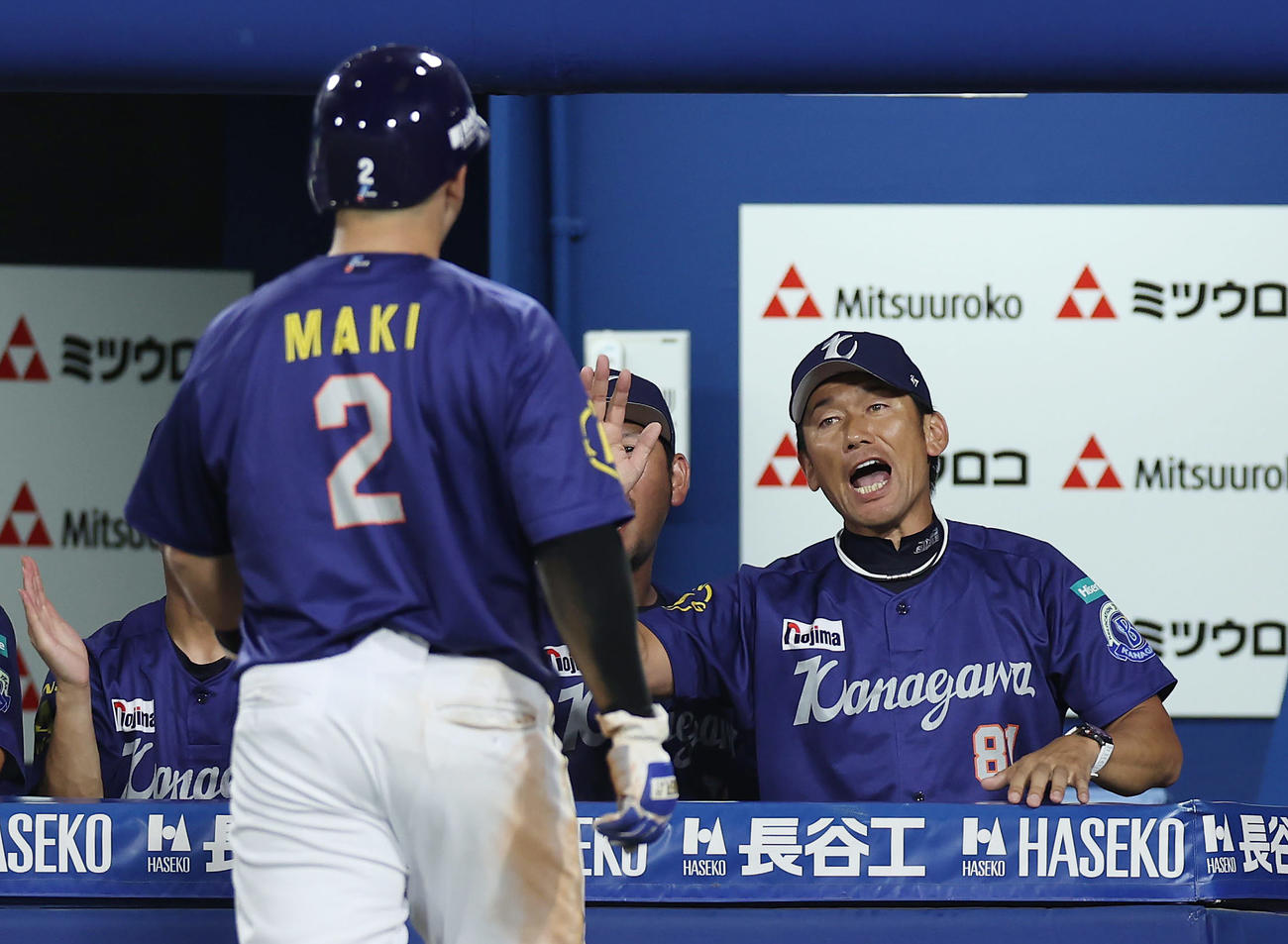 DeNA対阪神　7回裏DeNA1死一、二塁、佐野の中前適時打と近本の悪送球で生還した牧（左）を迎える三浦監督（撮影・前田充）