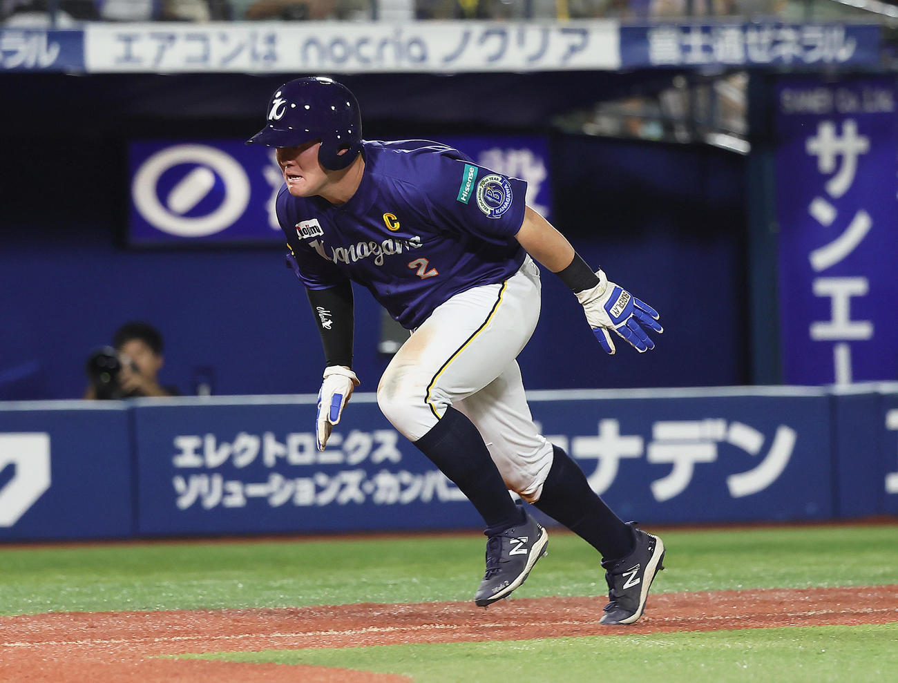 DeNA対阪神　7回裏DeNA2死一、二塁、佐野の中前打と中堅手近本悪送球の間にヘッドスライディングで生還する一塁走者牧（撮影・足立雅史）