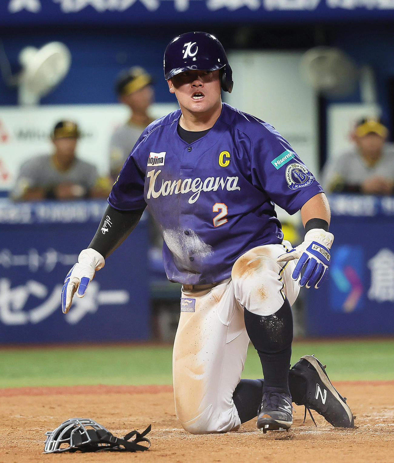DeNA対阪神　7回裏DeNA2死一、二塁、佐野の中前打と中堅手近本悪送球の間にヘッドスライディングで生還した一塁走者牧（撮影・足立雅史）