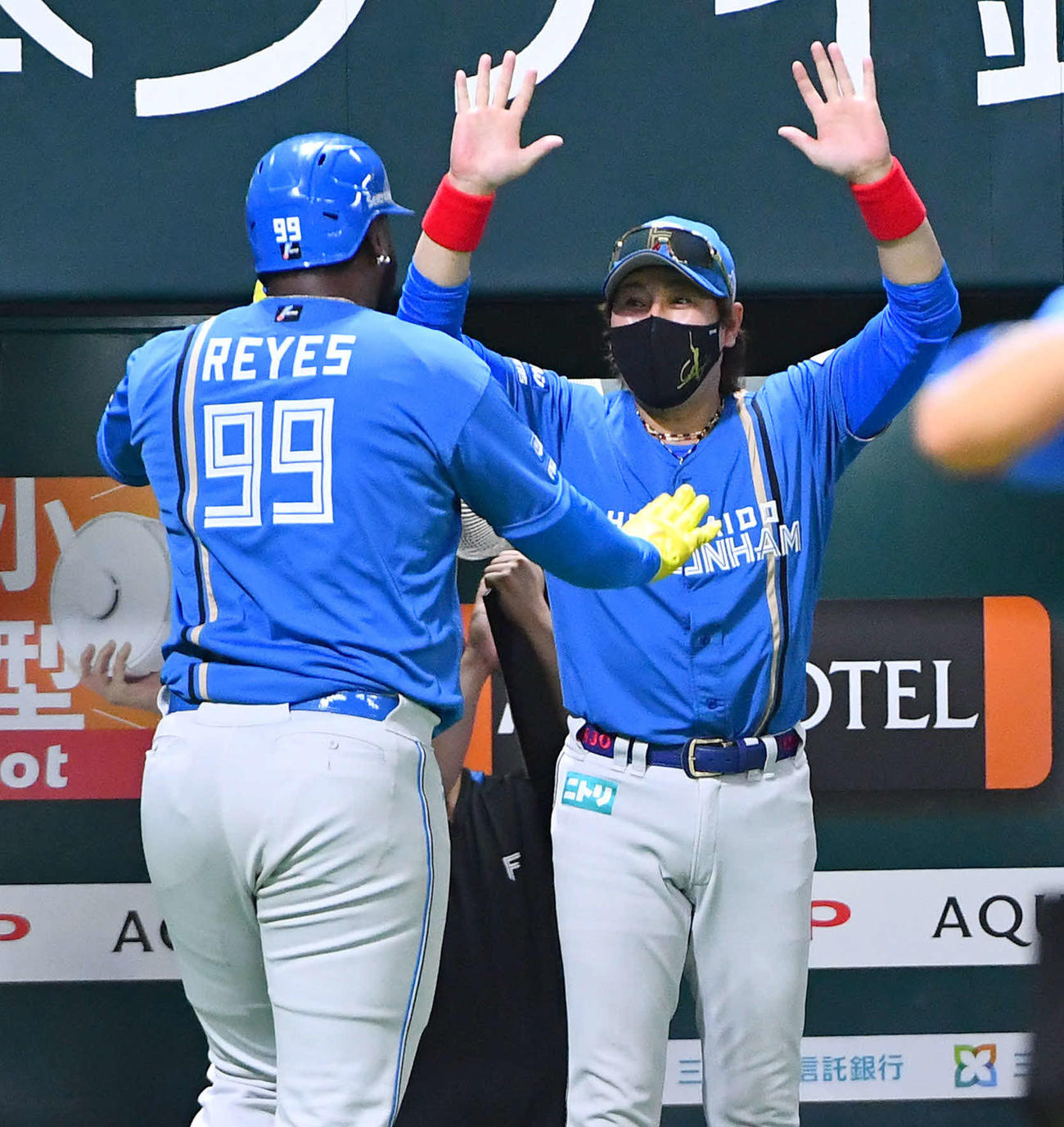 ソフトバンク対日本ハム　8回表日本ハム2死二塁、勝ち越しの右前適時打を放ち、代走を送られてベンチへ戻ったレイエス（左）を笑顔で迎える新庄監督（撮影・岩下翔太）