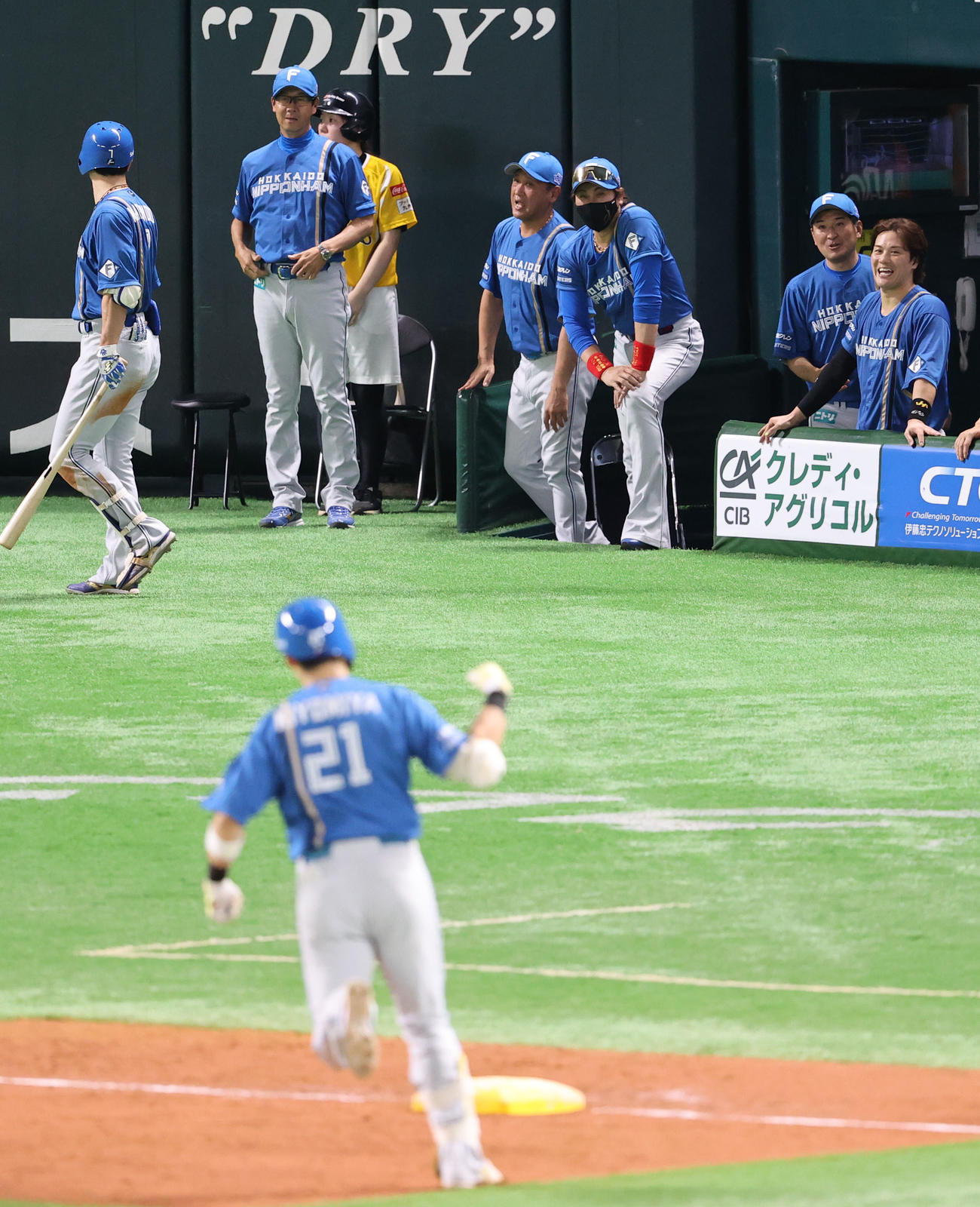 ソフトバンク対日本ハム　5回表日本ハム無死一、二塁、清宮は右越えに同点となる3点本塁打を放ちガッツポーズ、ベンチに帰って来るのを待つ新庄監督（撮影・梅根麻紀）