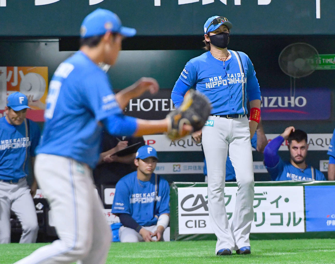 ソフトバンク対日本ハム　3回裏ソフトバンク無死満塁、根本（手前）が正木に左犠飛を打たれた場面で投手の交代に向かう新庄監督（撮影・岩下翔太）