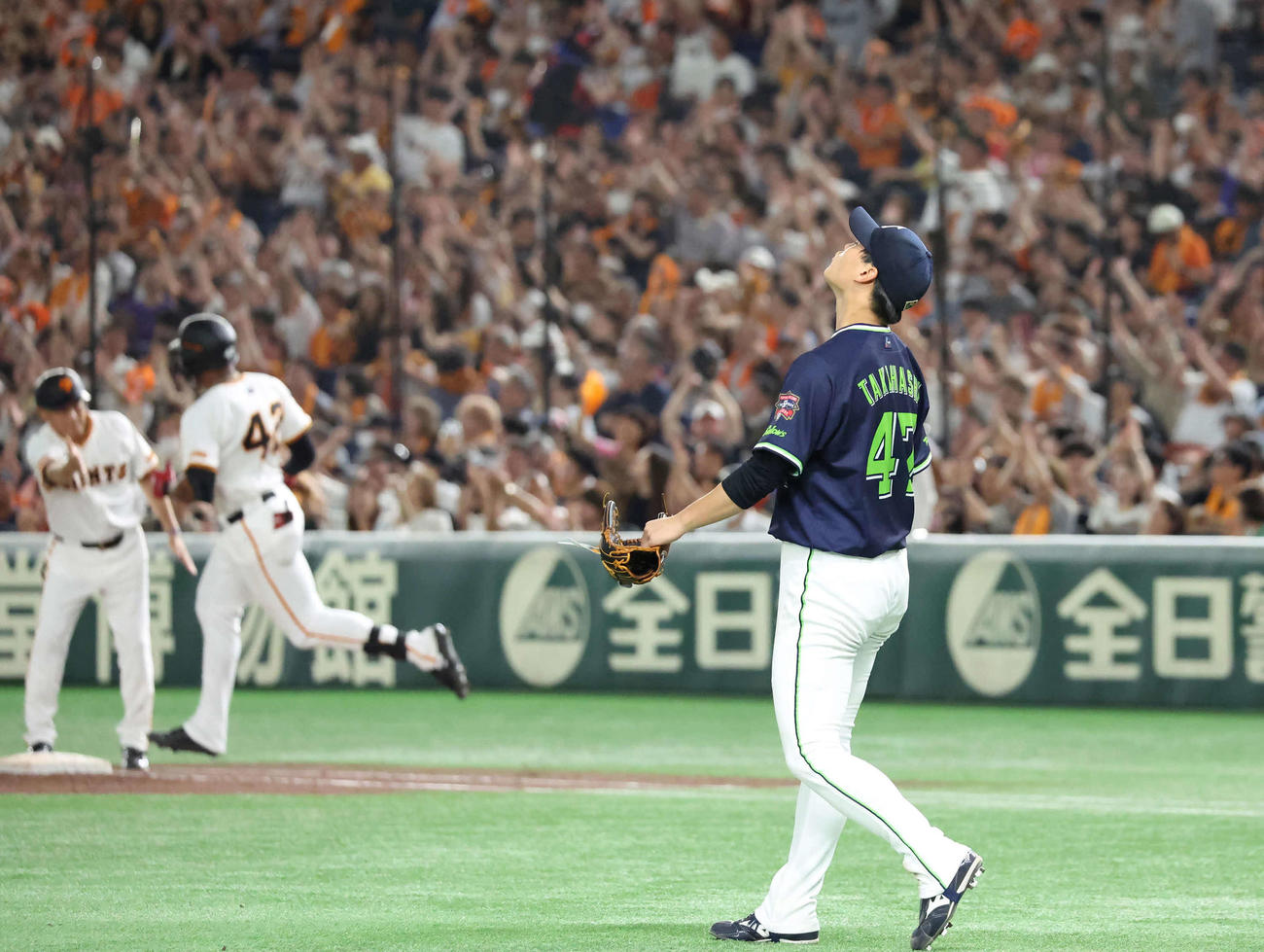巨人対ヤクルト　5回裏巨人無死一塁、ヘルナンデスに本塁打を打たれた先発高橋（撮影・丹羽敏通）