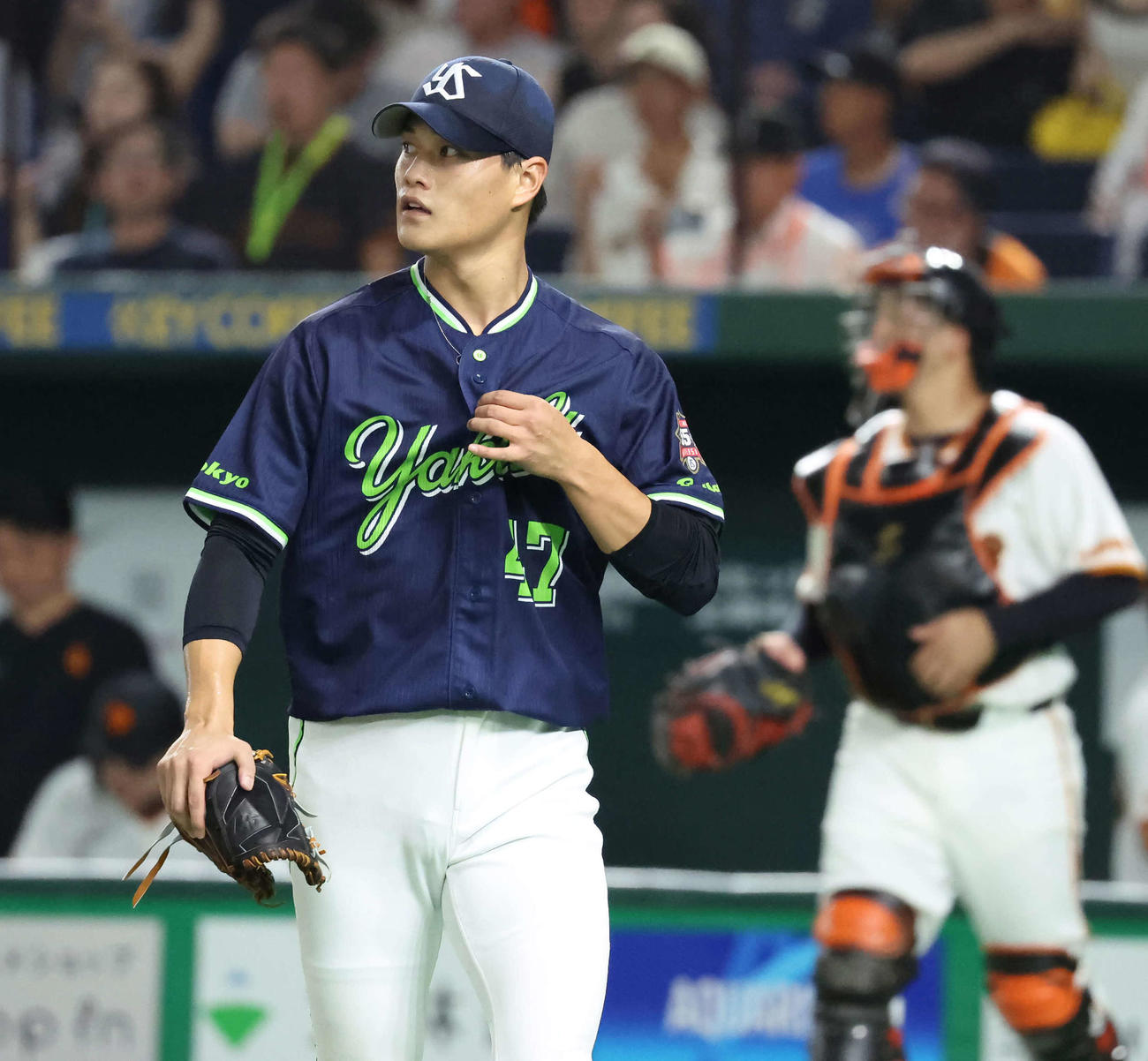 巨人対ヤクルト　2回、逆転を許してベンチへ戻るヤクルト先発高橋（撮影・丹羽敏通）