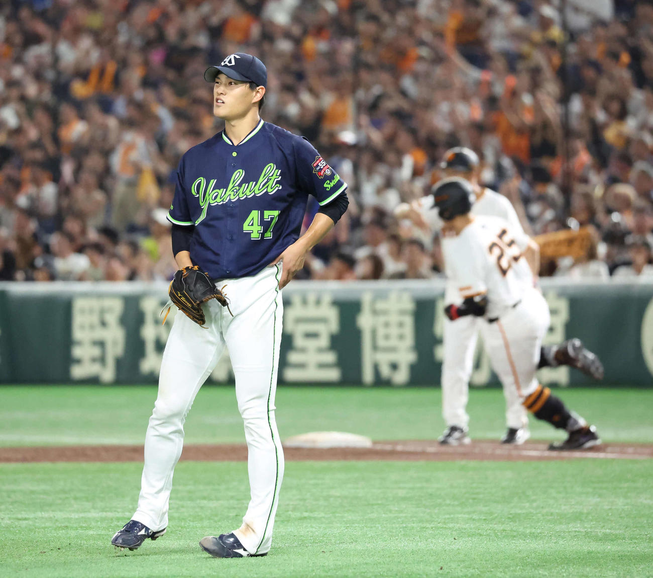 巨人対ヤクルト　5回裏巨人無死、岡本和にも本塁打を打たれた先発高橋（撮影・丹羽敏通）