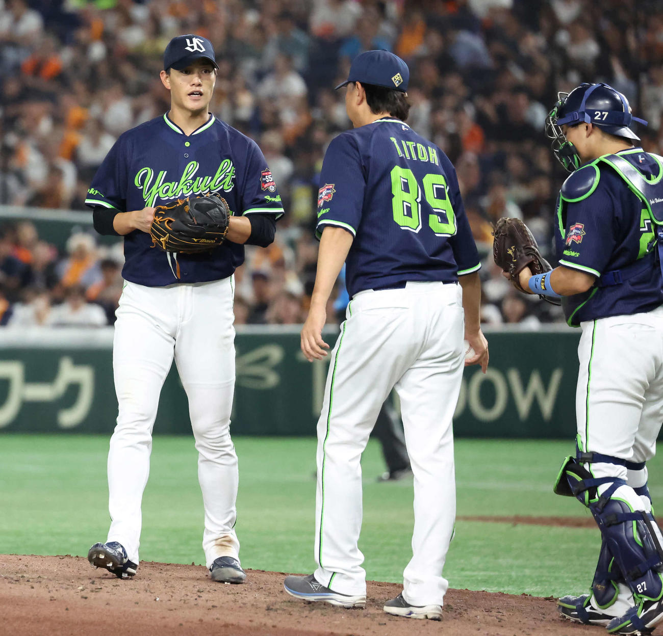 巨人対ヤクルト　5回途中、降板する先発高橋（左）（撮影・丹羽敏通）