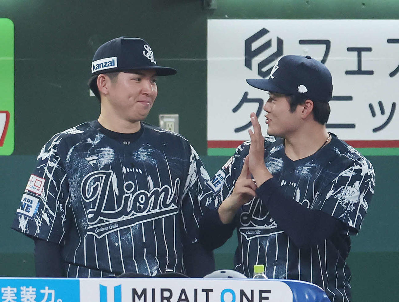 西武対楽天　西武佐藤隼（右）の7勝目ポーズに笑みを浮かべる武内（撮影・宮地輝）