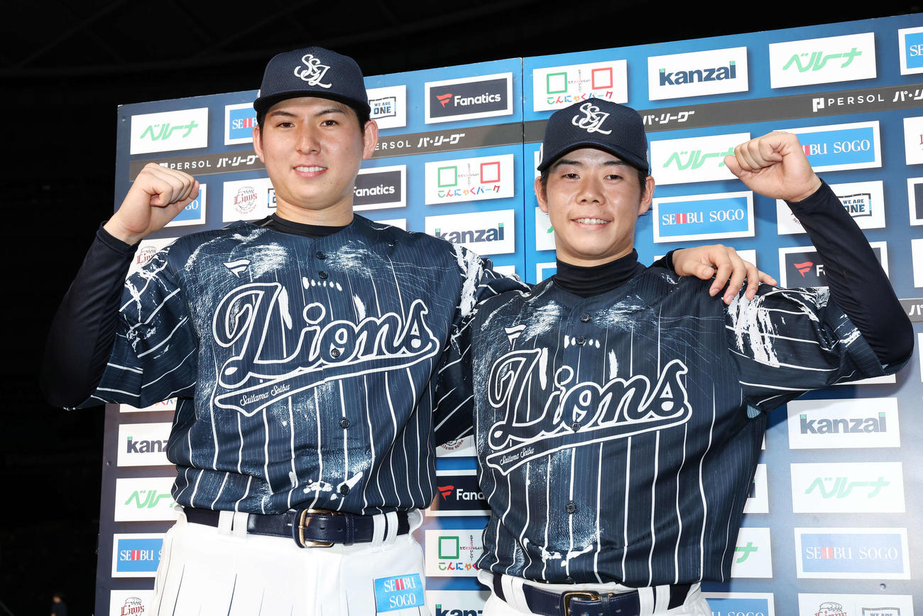 西武対楽天　勝利し笑顔でガッツポーズする西武武内（左）と松原（撮影・宮地輝）
