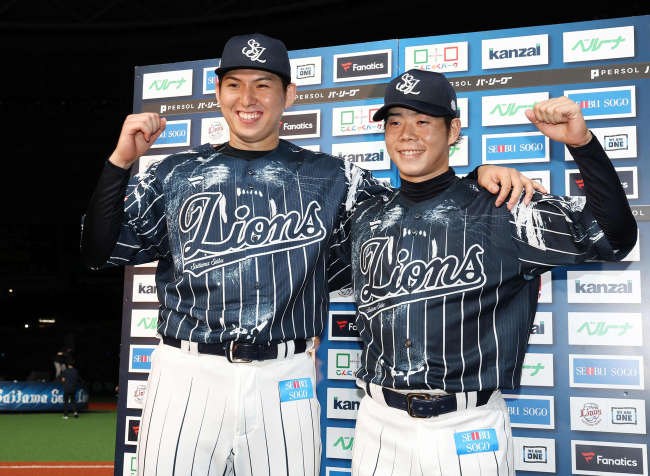 西武対楽天　勝利し笑顔でガッツポーズする西武武内（左）と松原（撮影・宮地輝）