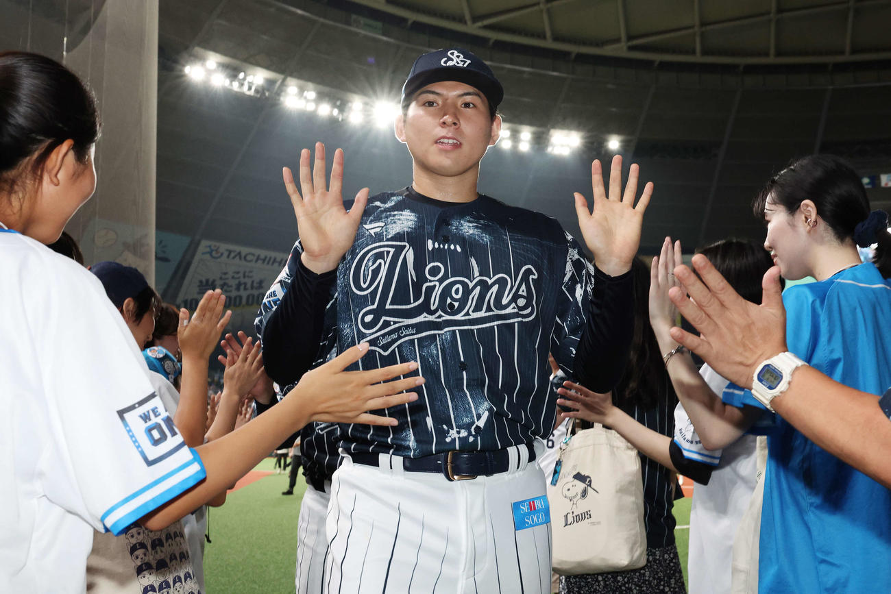 西武対楽天　勝利しファンとタッチを交わす西武武内（撮影・宮地輝）