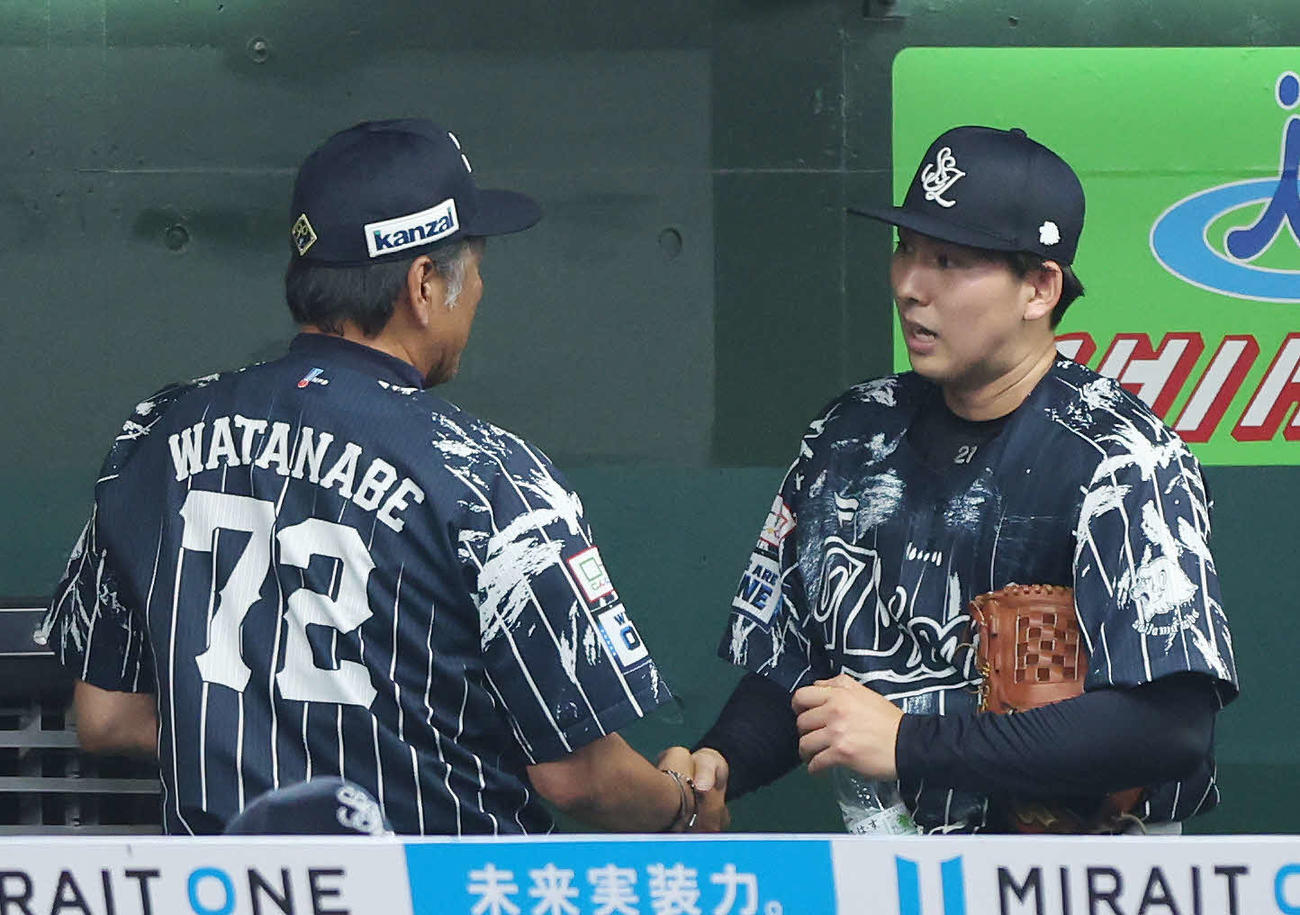 西武対楽天　7回表を投げ終え西武渡辺GM兼監督代行（左）と握手する武内（撮影・宮地輝）
