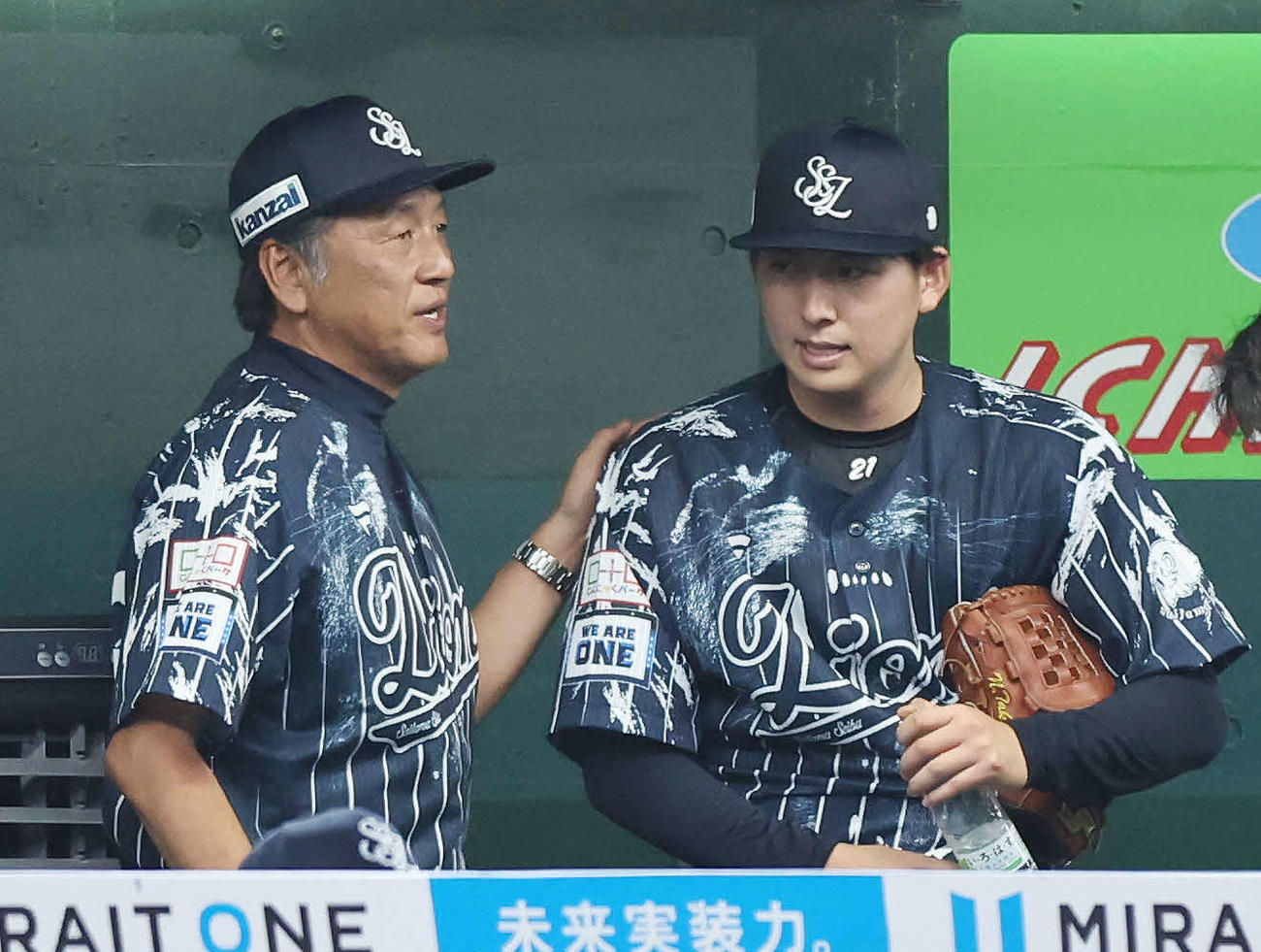 西武対楽天　7回表を投げ終えた西武武内（右）は渡辺GM兼監督代行にねぎらわれる（撮影・宮地輝）