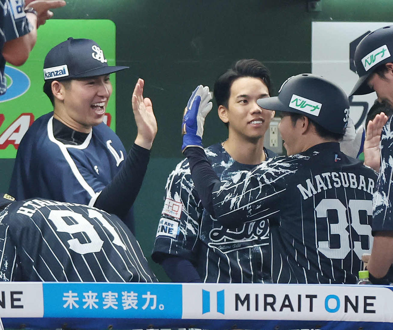 西武対楽天　8回裏西武2死二、三塁、中2点適時二塁打を放った松原（右）と笑顔でタッチする武内（撮影・宮地輝）