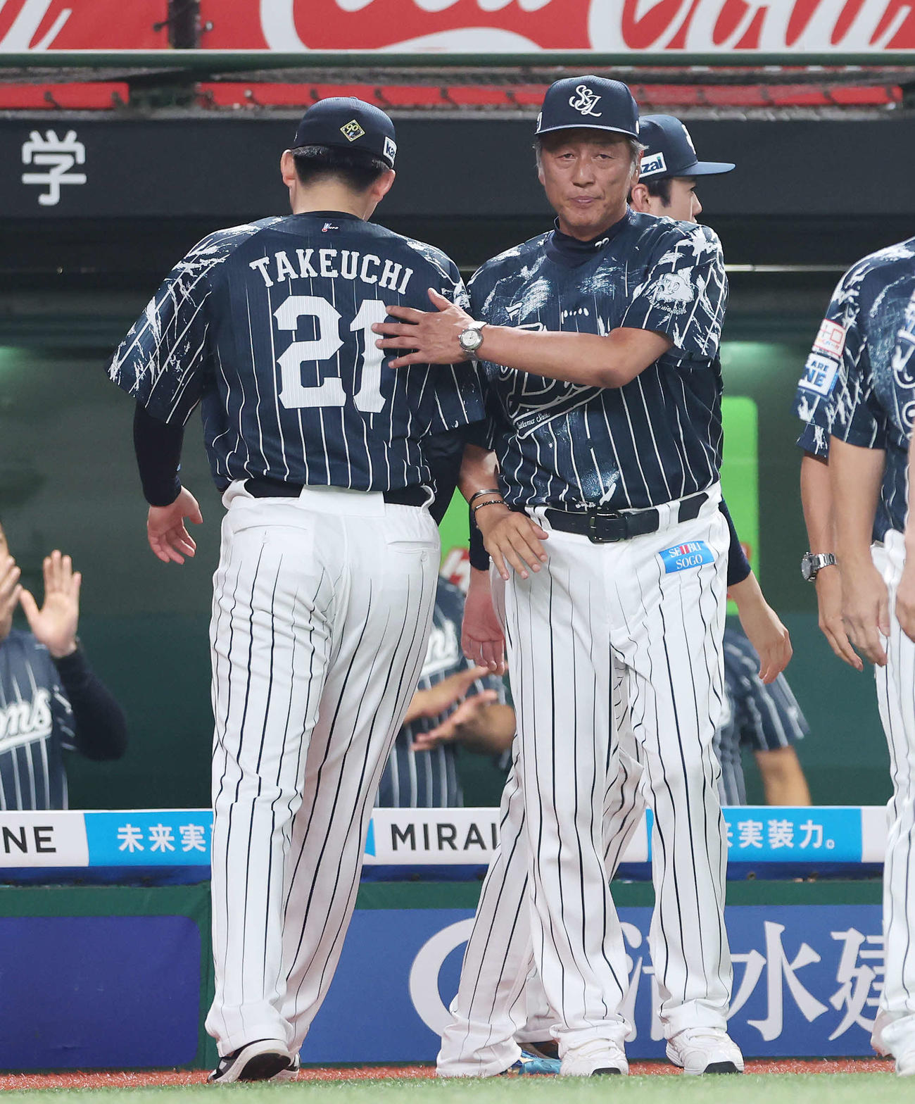 西武対楽天　西武武内（左）と勝利のタッチを交わした渡辺GM兼監督代行（撮影・宮地輝）