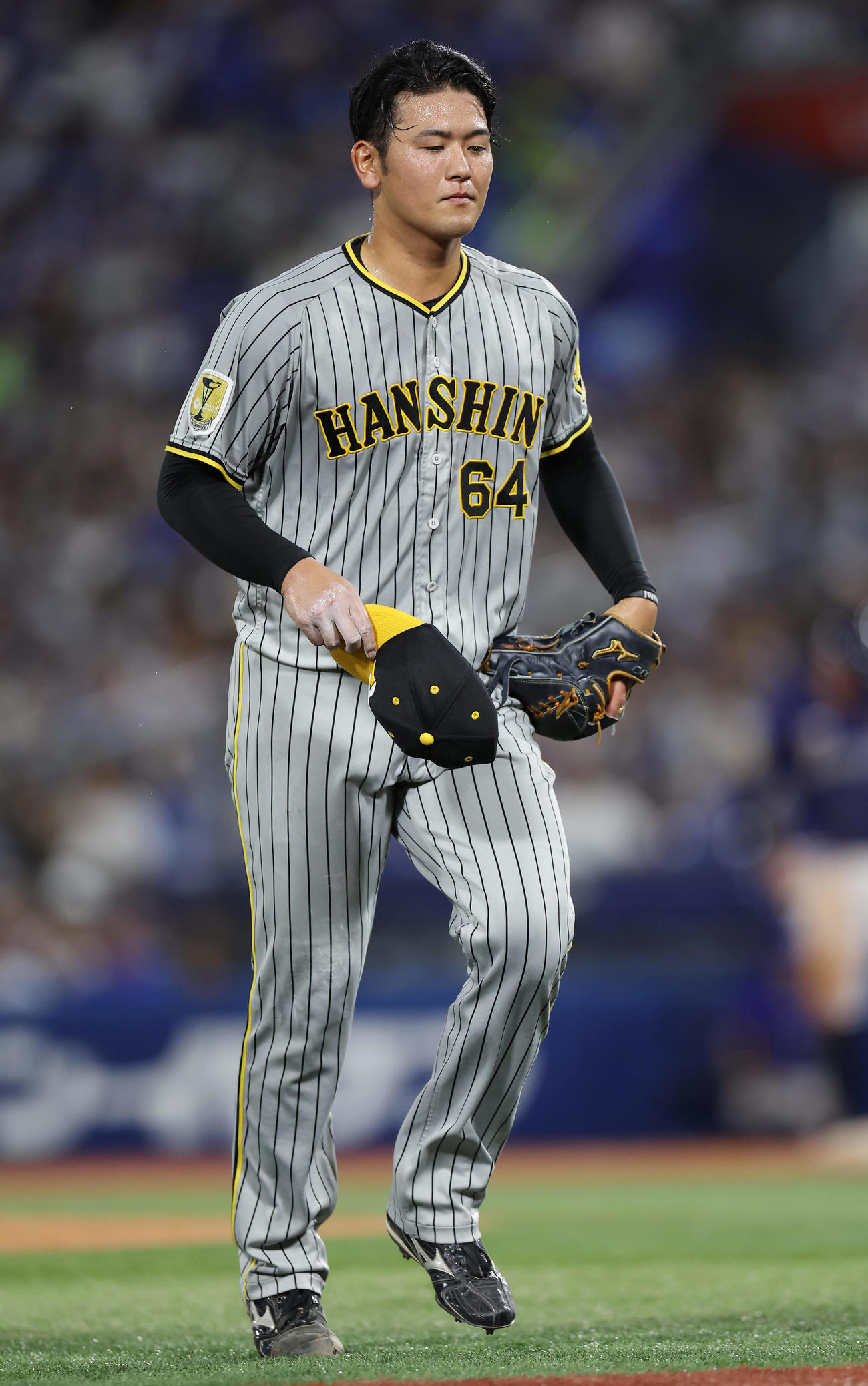 DeNA対阪神　8回裏DeNA2死二塁、降板する岡留（撮影・前田充）