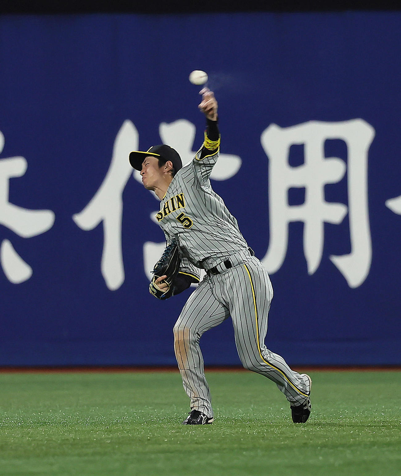 DeNA対阪神　7回裏DeNA2死一、二塁、佐野の中前打を三塁悪送球する中堅手近本（撮影・足立雅史）