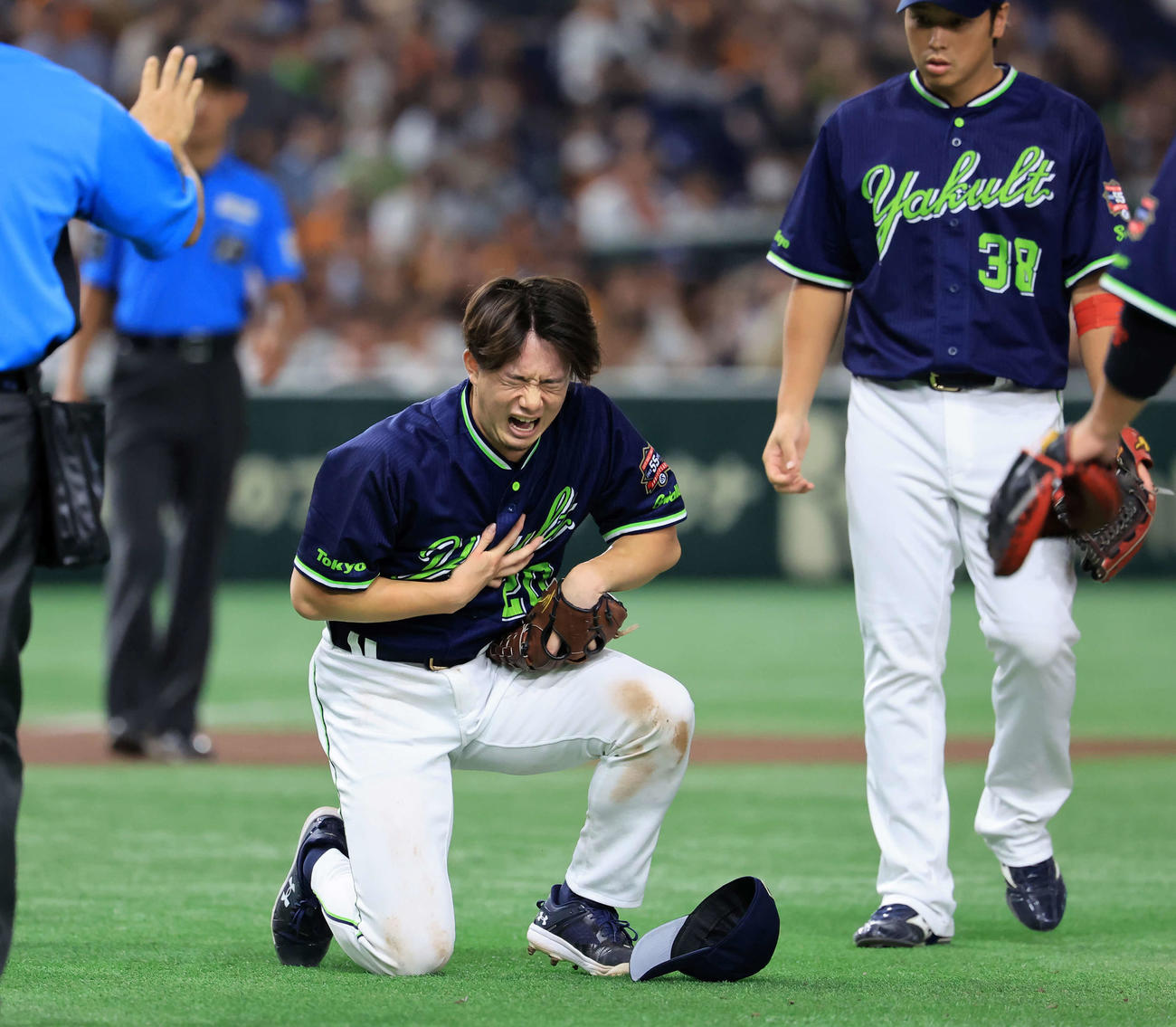 巨人対ヤクルト　8回裏巨人無死、中山の打球が当たり痛がる木沢（撮影・浅見桂子）
