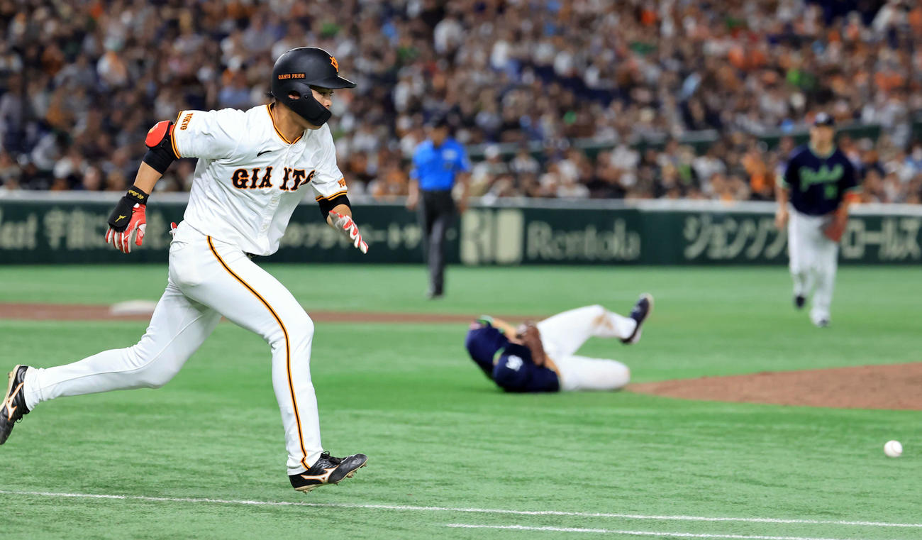 巨人対ヤクルト　8回裏巨人無死、中山（左）は投手強襲内野安打を放つ。奥は倒れる木沢（撮影・浅見桂子）