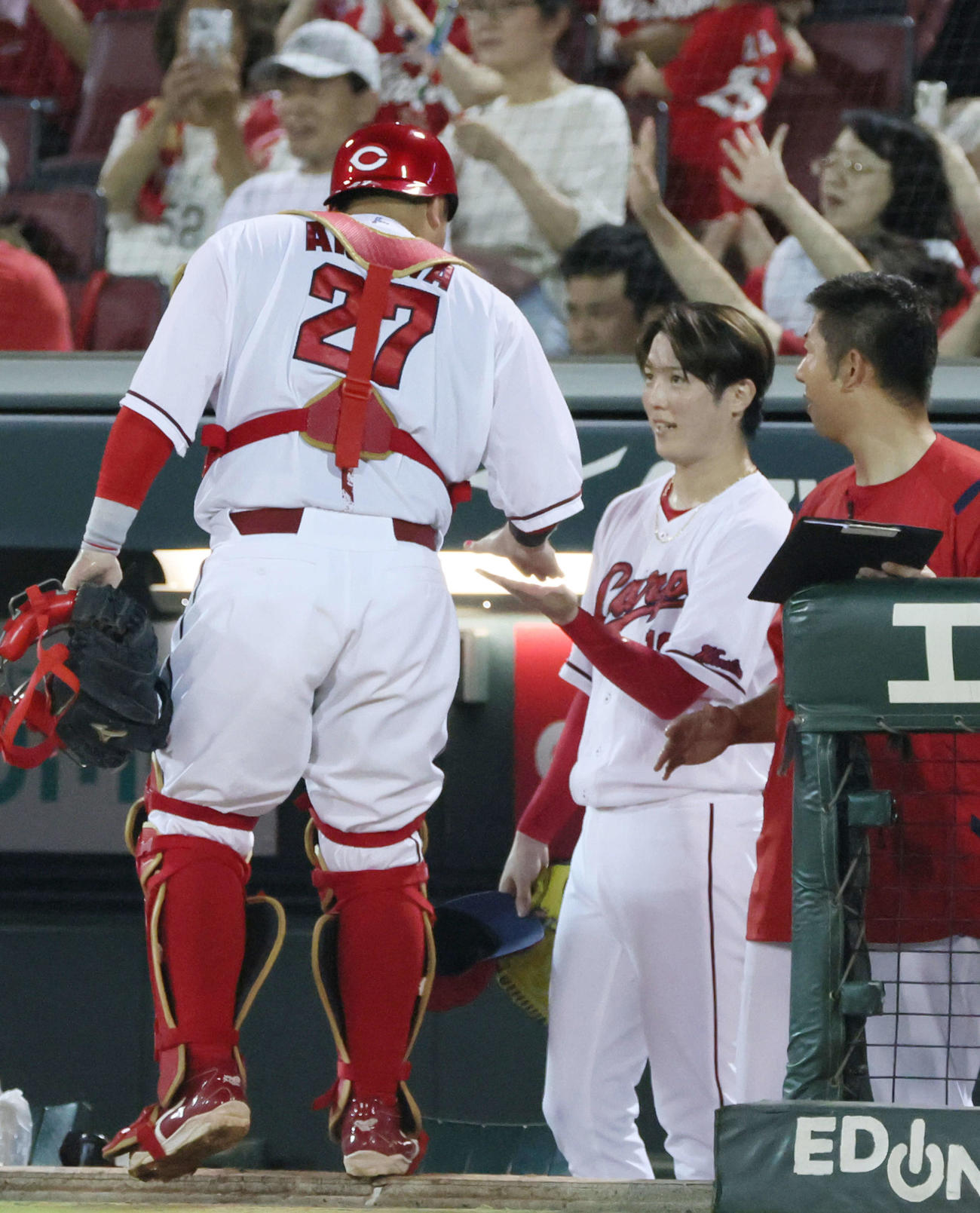 広島対中日　8回表のピンチを切り抜け、会沢とタッチする森下（撮影・加藤孝規）