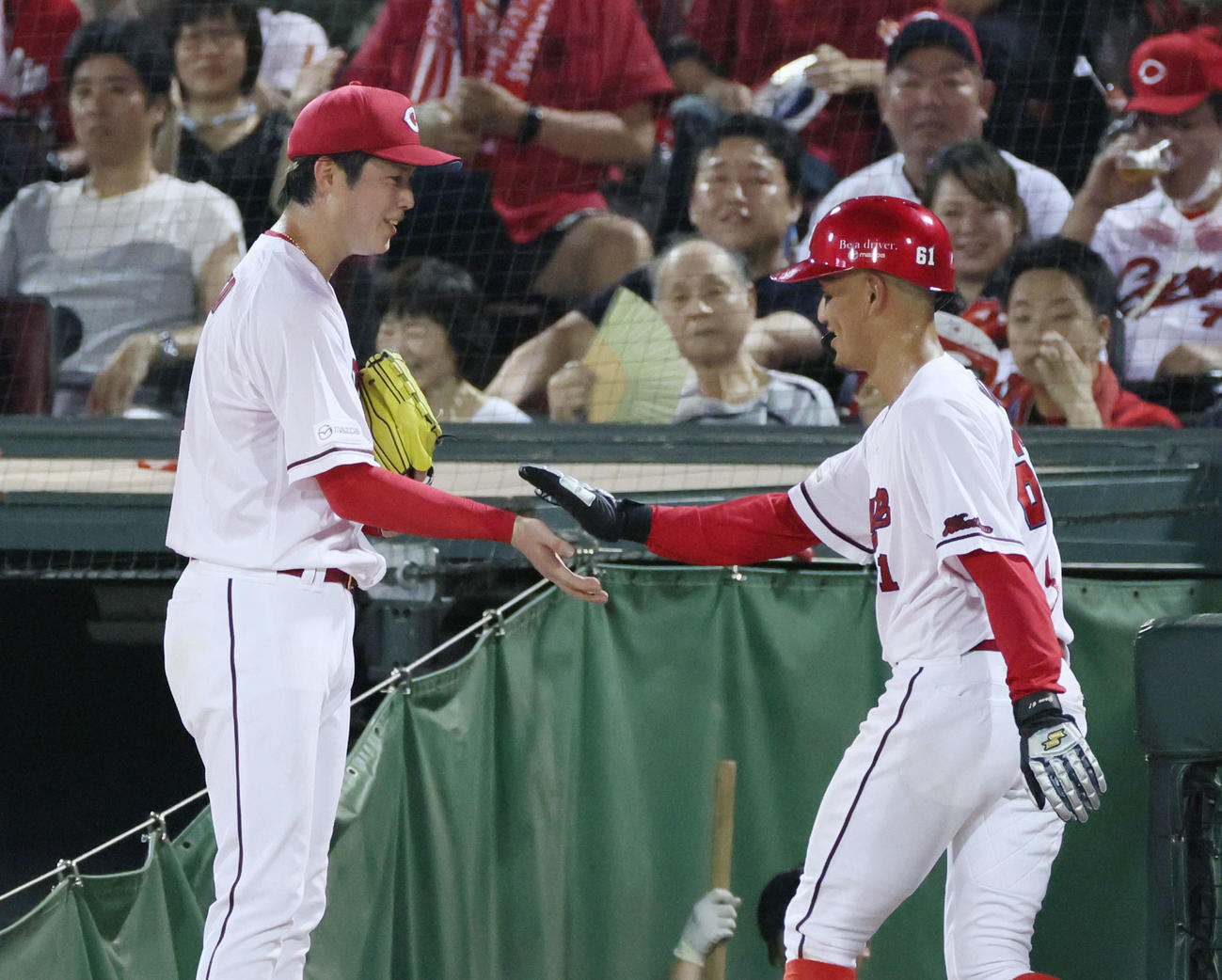 広島対中日　秋山の左適時打で生還した矢野を迎える森下（左）（撮影・加藤孝規）