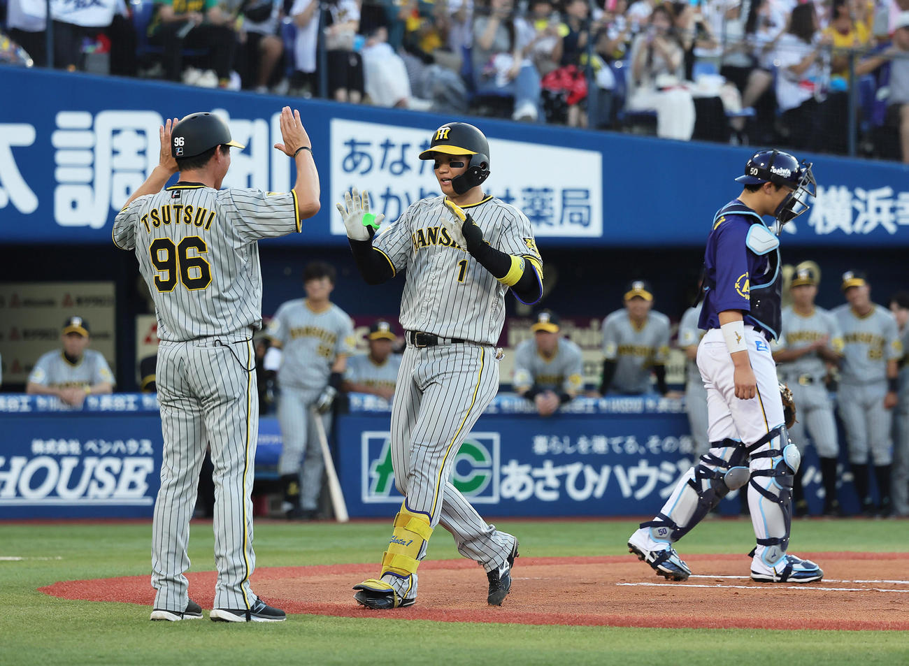 DeNA対阪神　1回表阪神1死二塁、森下（中央）は先制の2点本塁打を放ちタッチを交わす（撮影・足立雅史）