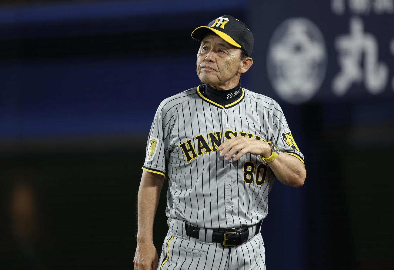 DeNA対阪神　8回裏DeNA2死二塁、投手交代を告げた岡田監督（撮影・前田充）
