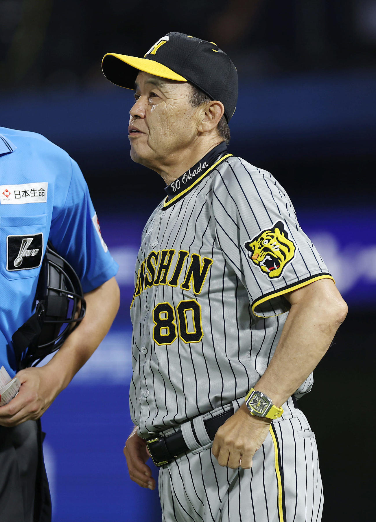 DeNA対阪神　7回表を終え選手交代を告げる阪神岡田監督（撮影・前田充）