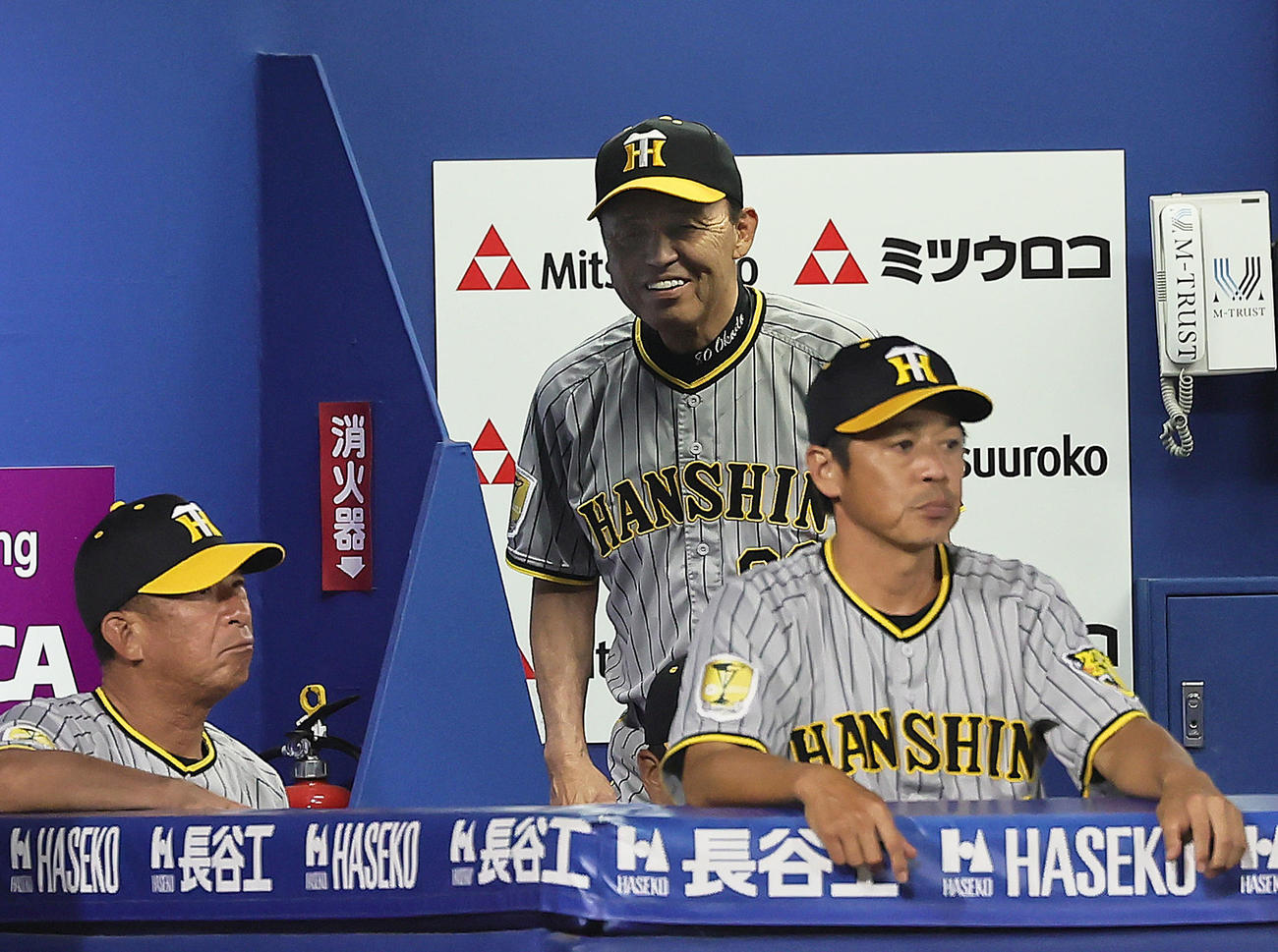 DeNA対阪神　7回裏DeNAに勝ち越しを許したベンチで笑みを浮かべる阪神岡田監督（中央）（撮影・足立雅史）