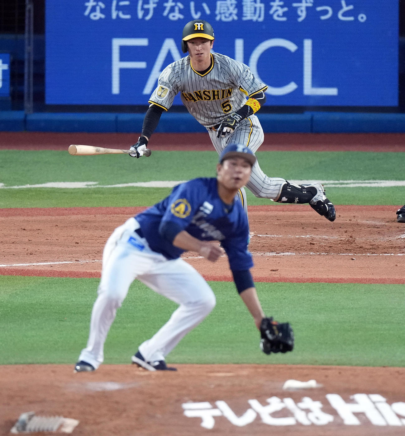 DeNA対阪神　3回表阪神無死、中前打を放つ近本。投手吉野（撮影・たえ見朱実）