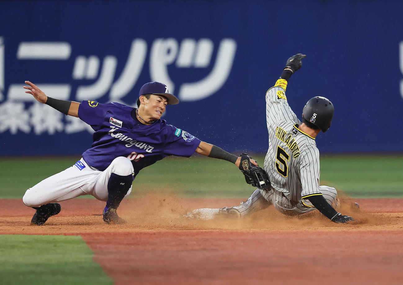 DeNA対阪神　3回表阪神無死一塁、近本（右）は二塁盗塁に成功する。遊撃手林（撮影・足立雅史）