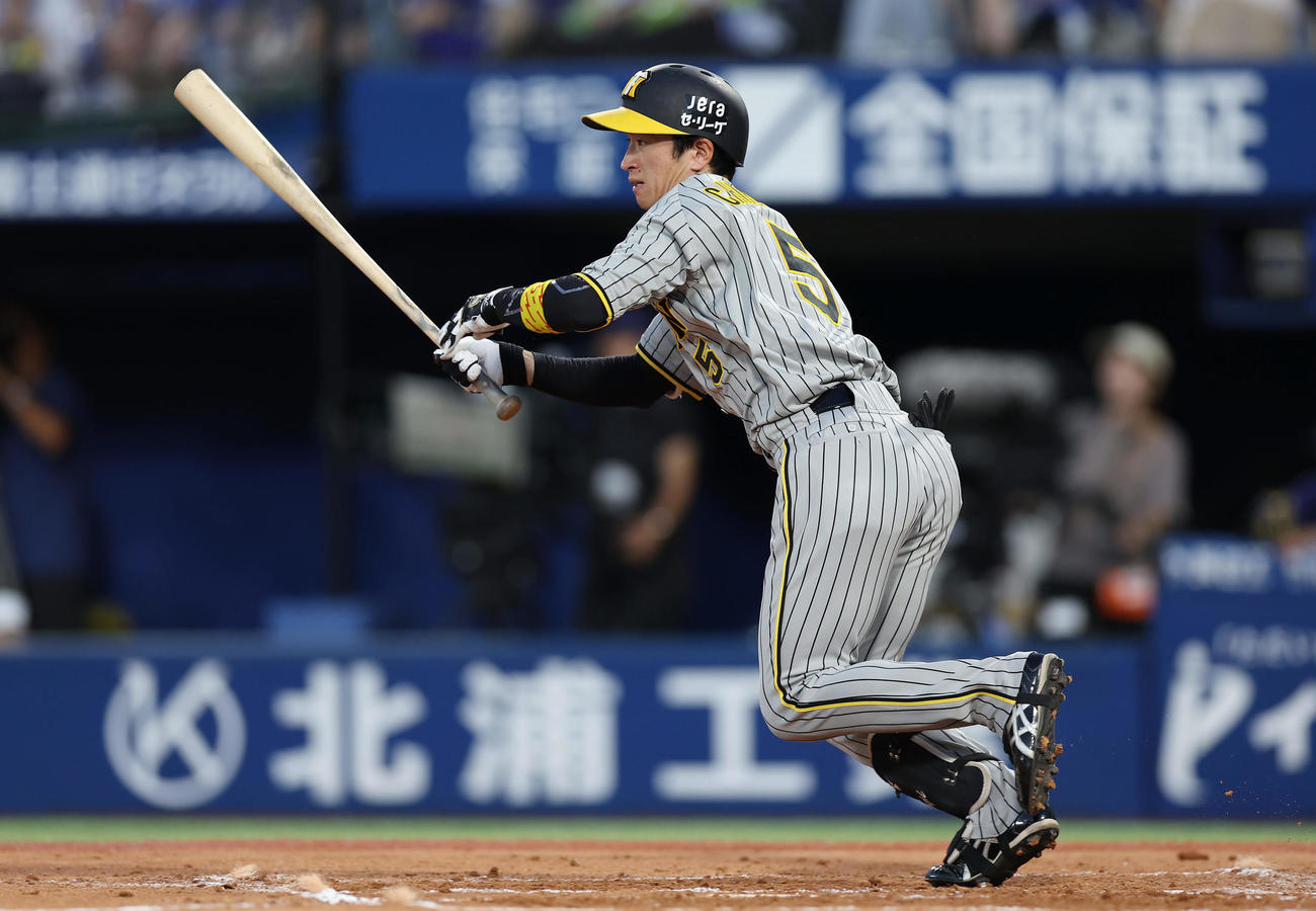 DeNA対阪神　3回表阪神無死、中前打を放つ近本（撮影・前田充）