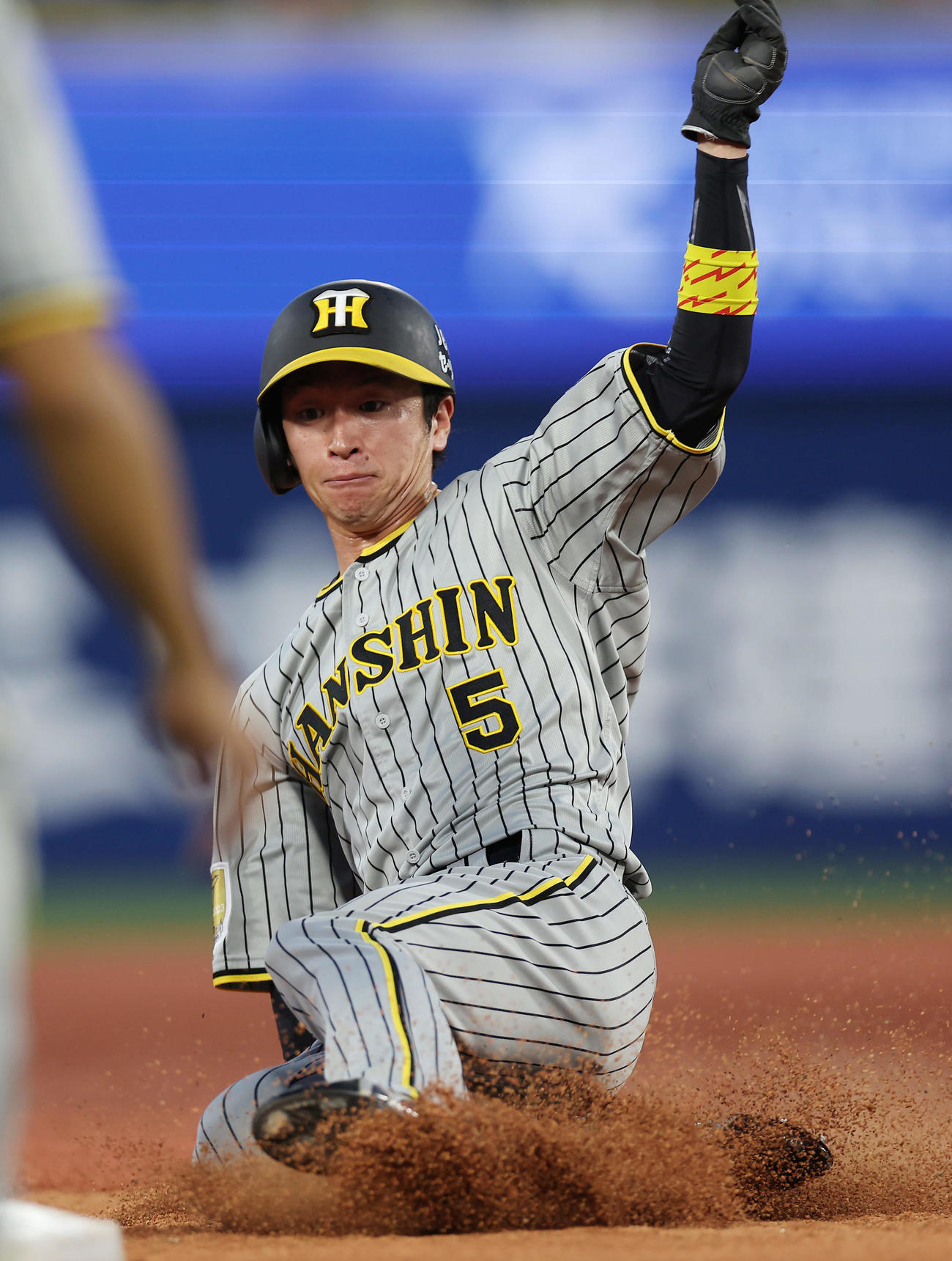 DeNA対阪神　3回表阪神無死二塁、中野の中飛でタッチアップし三振する近本（撮影・前田充）
