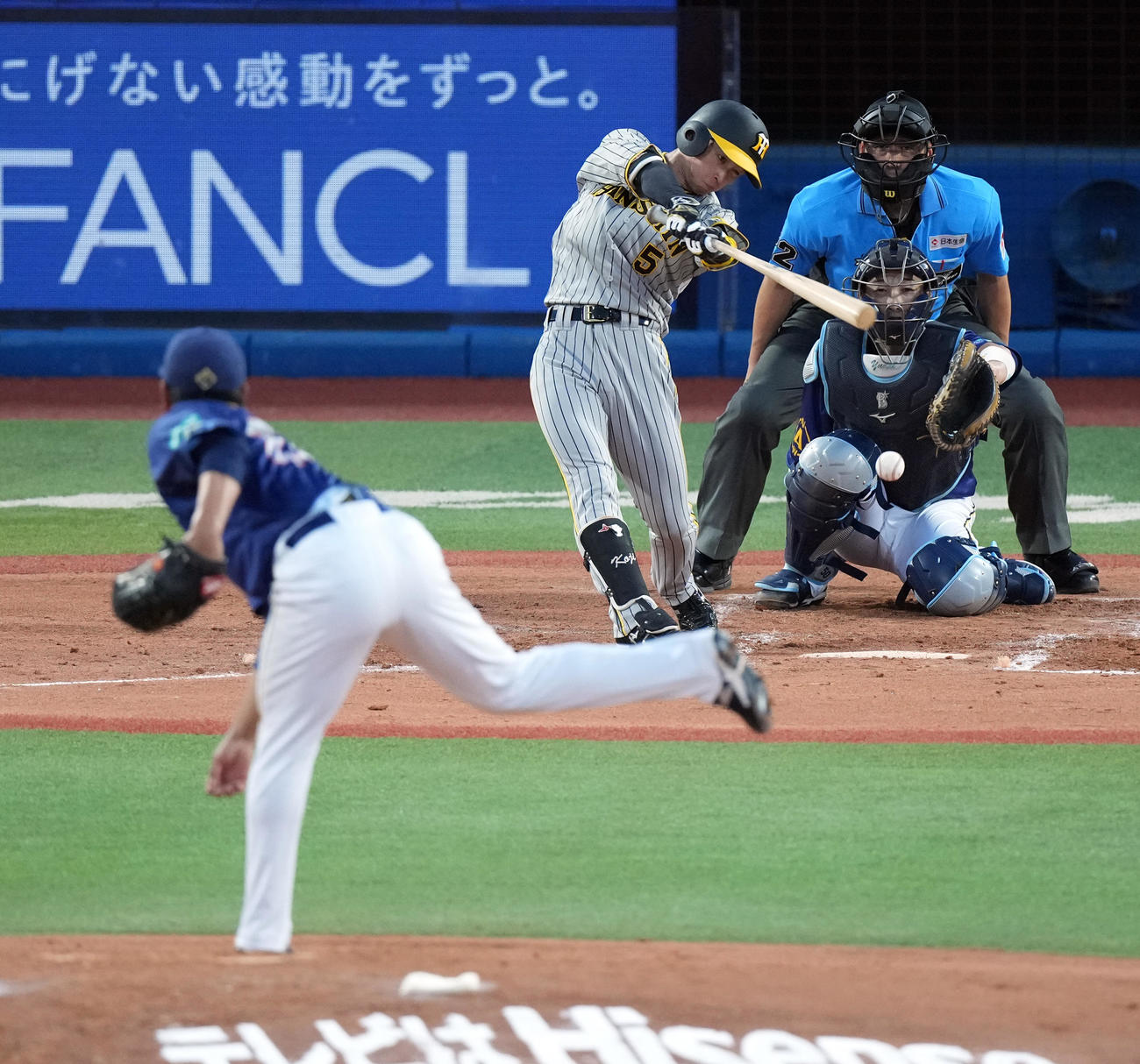 DeNA対阪神　3回表阪神無死、中前打を放つ近本。投手吉野（撮影・たえ見朱実）