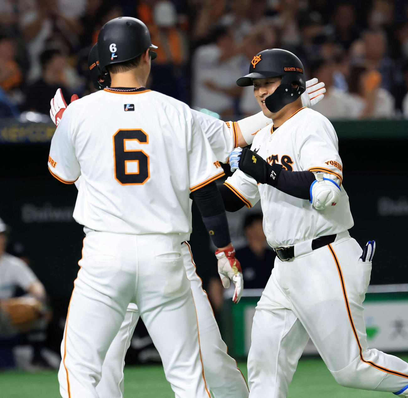 巨人対ヤクルト　2回裏巨人無死二、三塁、岸田（右）は左越え3点本塁打を放ち、坂本らに迎えられ笑顔で生還（撮影・浅見桂子）