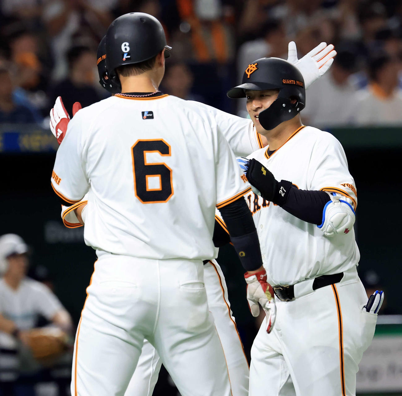 巨人対ヤクルト　2回裏巨人無死二、三塁、岸田（右）は左越え3点本塁打を放ち、坂本らに迎えられ笑顔で生還（撮影・浅見桂子）
