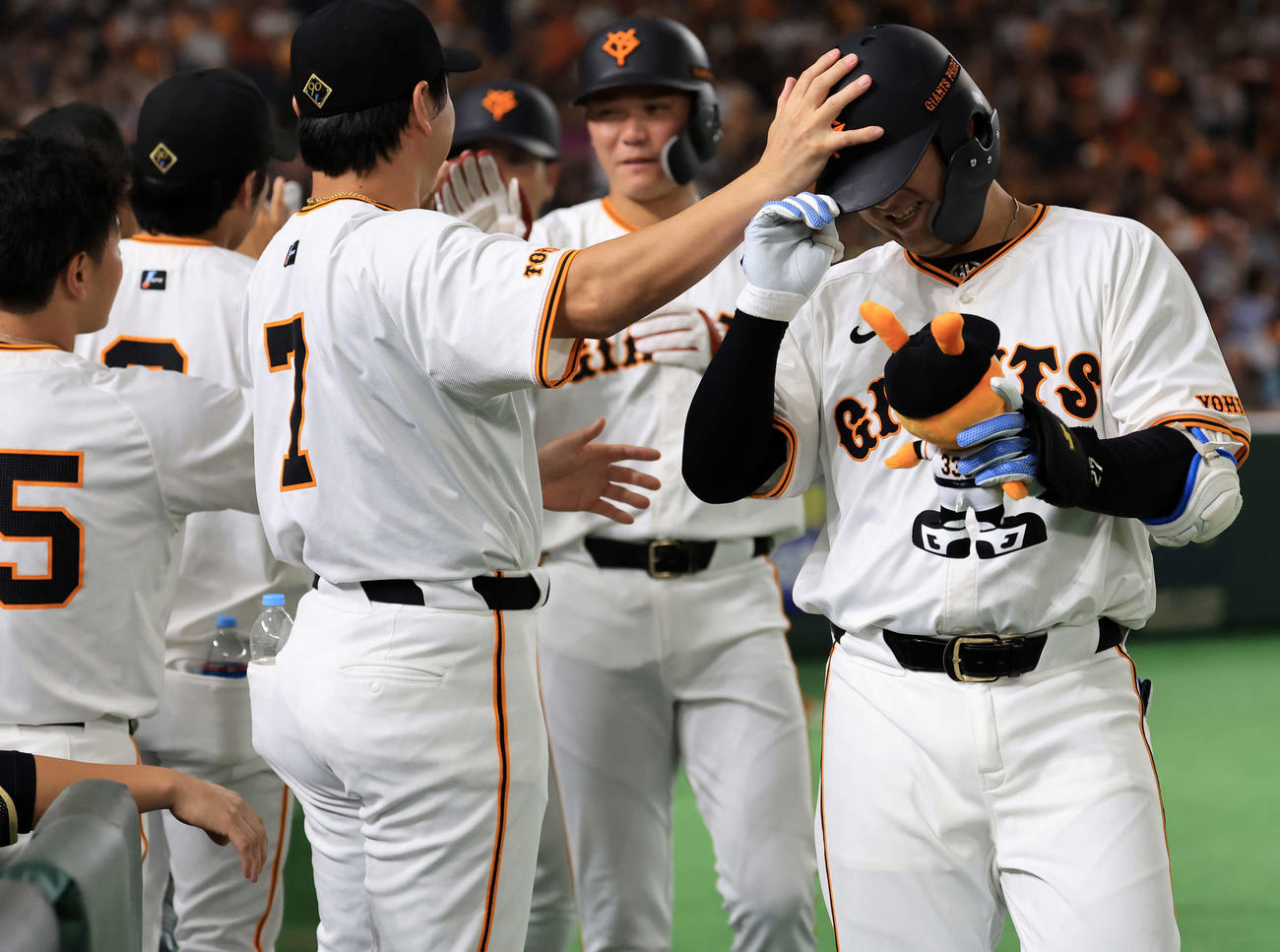 巨人対ヤクルト　2回裏巨人無死二、三塁、岸田（右）は左越え3点本塁打を放ち、ナインから祝福を受ける（撮影・浅見桂子）