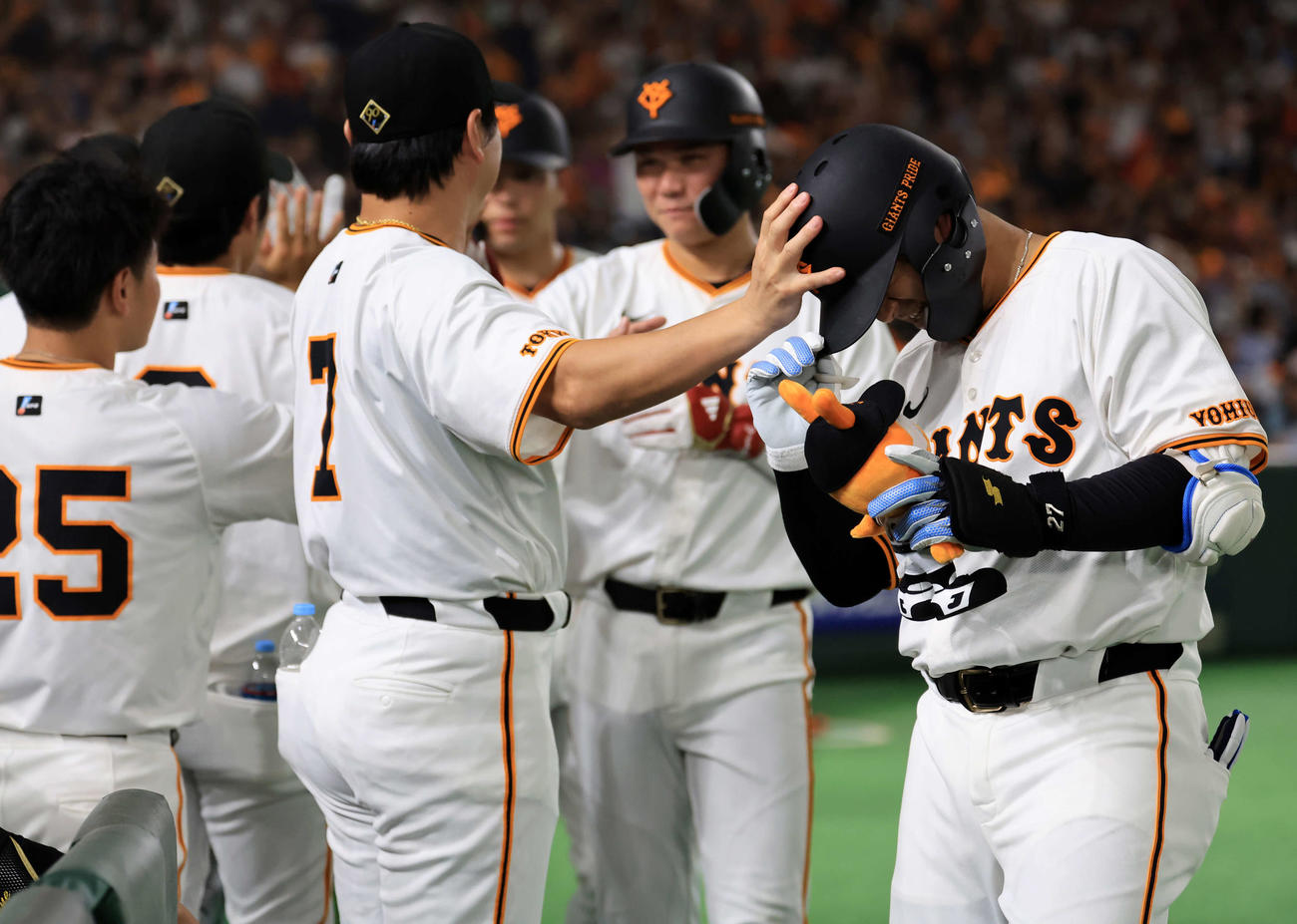 巨人対ヤクルト　2回裏巨人無死二、三塁、岸田（右）は左越え3点本塁打を放ち、ナインから祝福を受ける（撮影・浅見桂子）