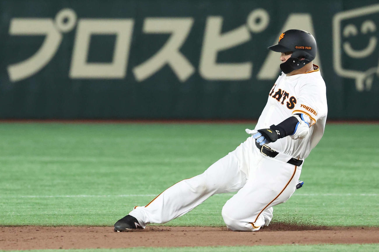 巨人対ヤクルト　4回裏巨人無死、岸田はセンターへの長打を放ち二塁打とする（撮影・丹羽敏通）