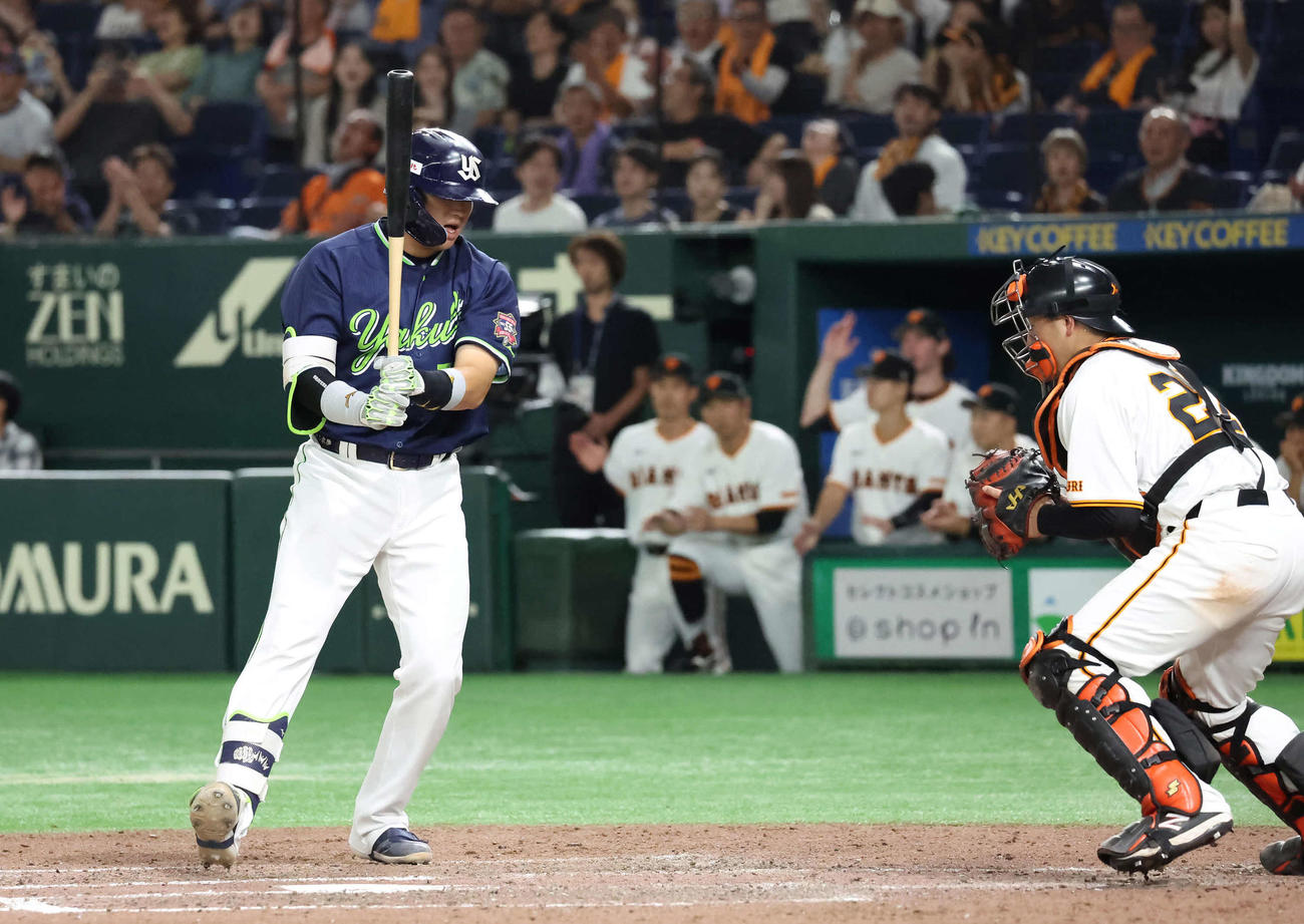 巨人対ヤクルト　9回表ヤクルト2死一、二塁、村上が空振り三振に倒れて試合終了。捕手岸田（撮影・丹羽敏通）